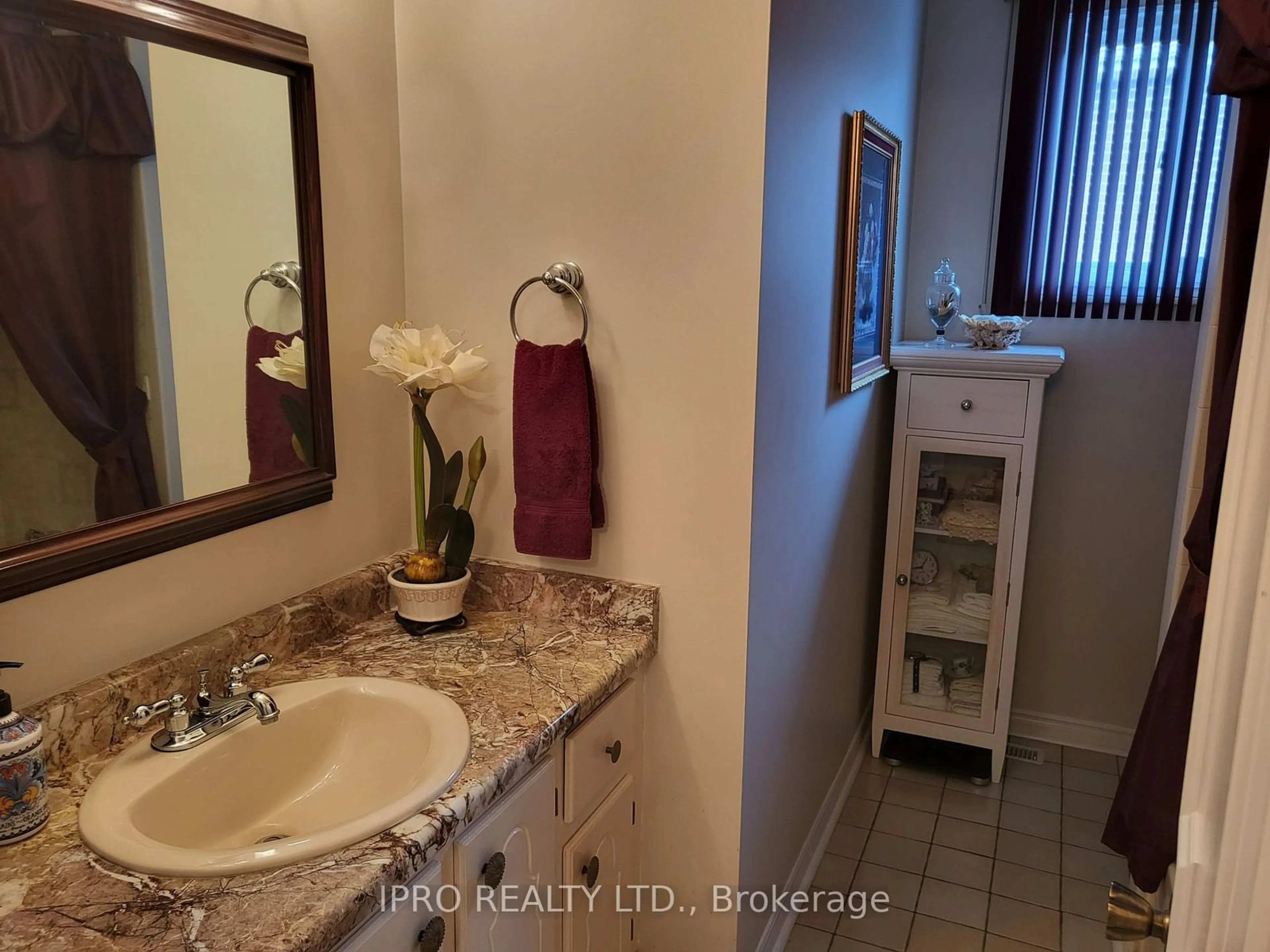 Standard bathroom, ceramic/tile floor for 4239 Rockwood Rd, Mississauga Ontario L4W 1L9