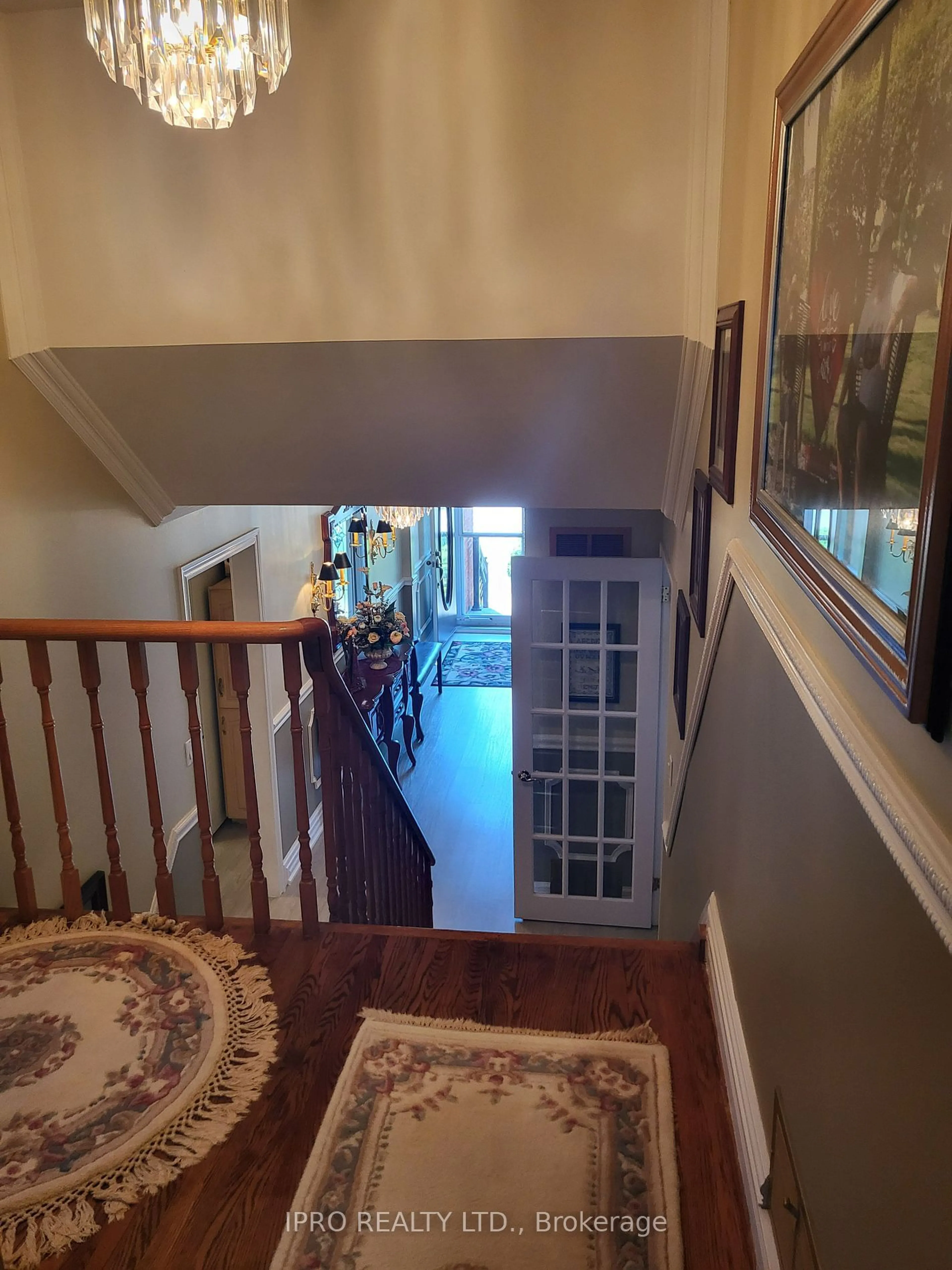 Indoor foyer for 4239 Rockwood Rd, Mississauga Ontario L4W 1L9