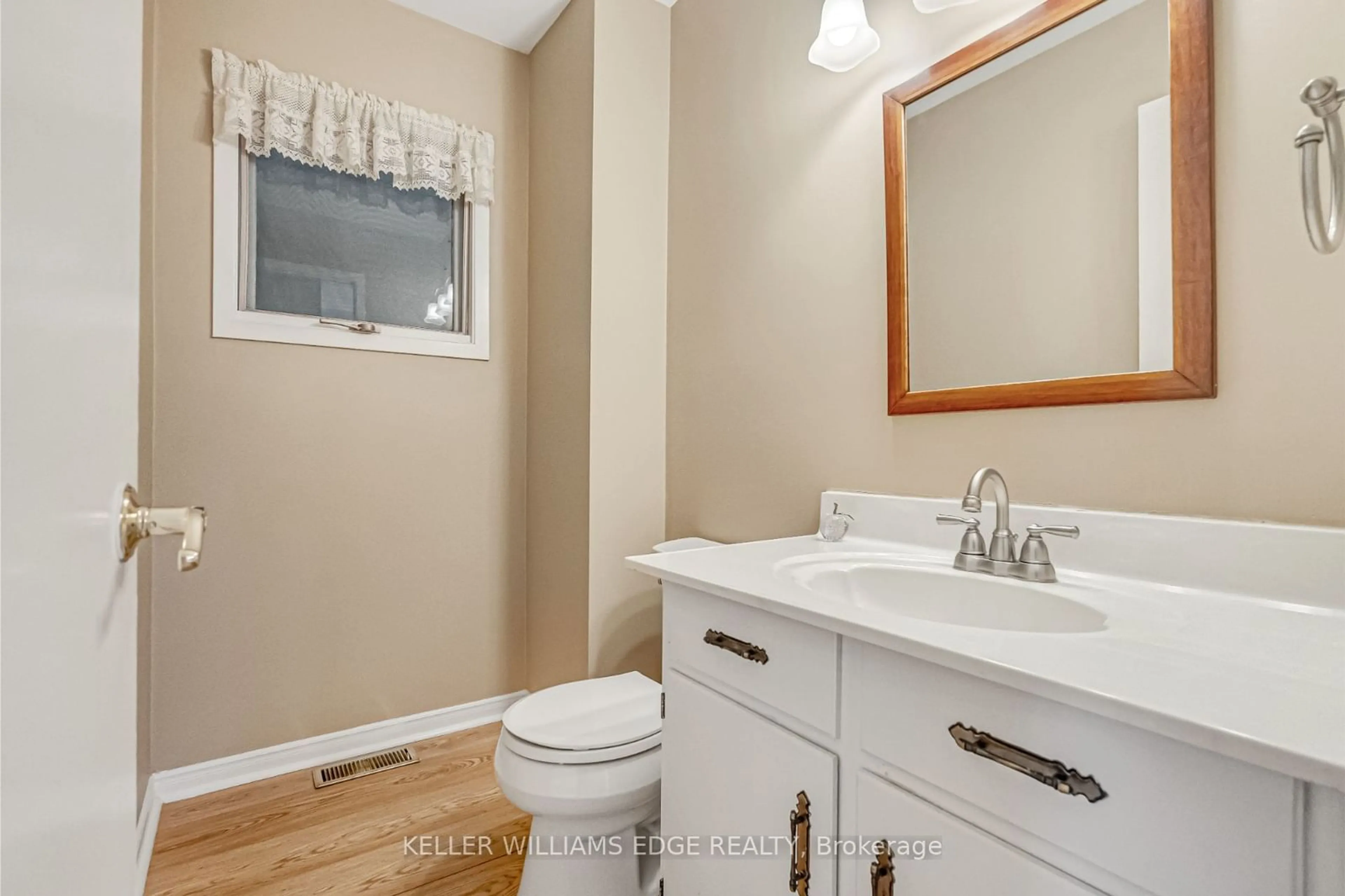 Standard bathroom, ceramic/tile floor for 107 Fairwood Pl, Burlington Ontario L7T 4E4