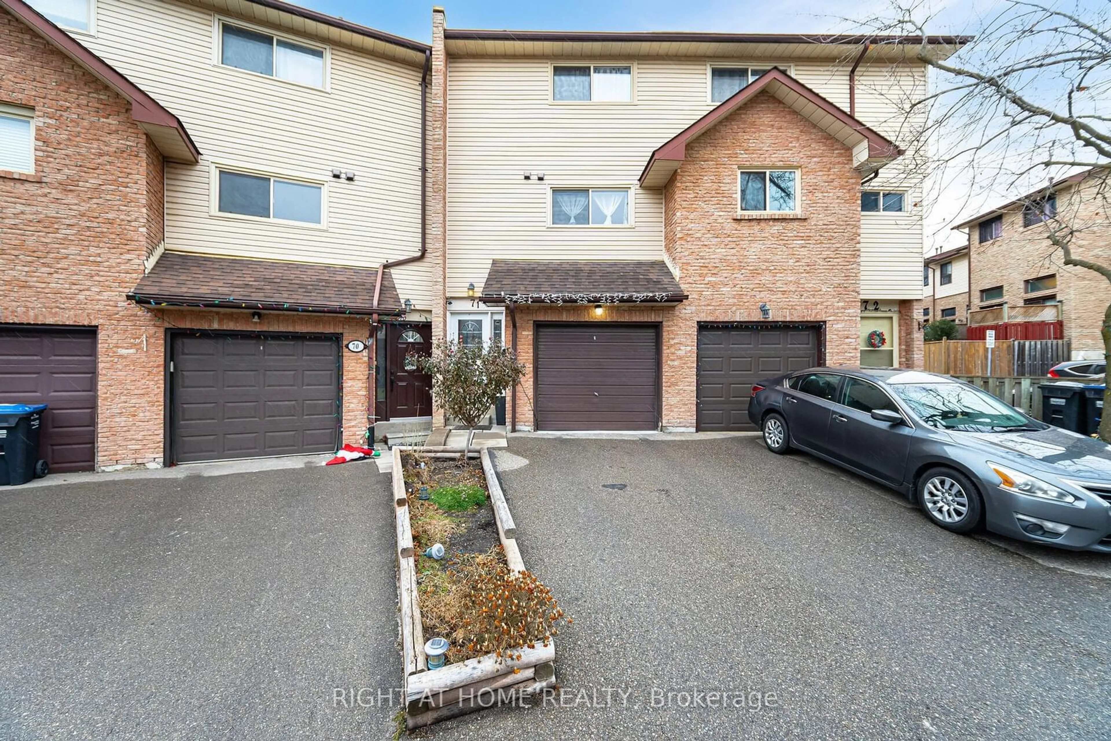 A pic from outside/outdoor area/front of a property/back of a property/a pic from drone, street for 71 Collins Cres, Brampton Ontario L6V 3N1