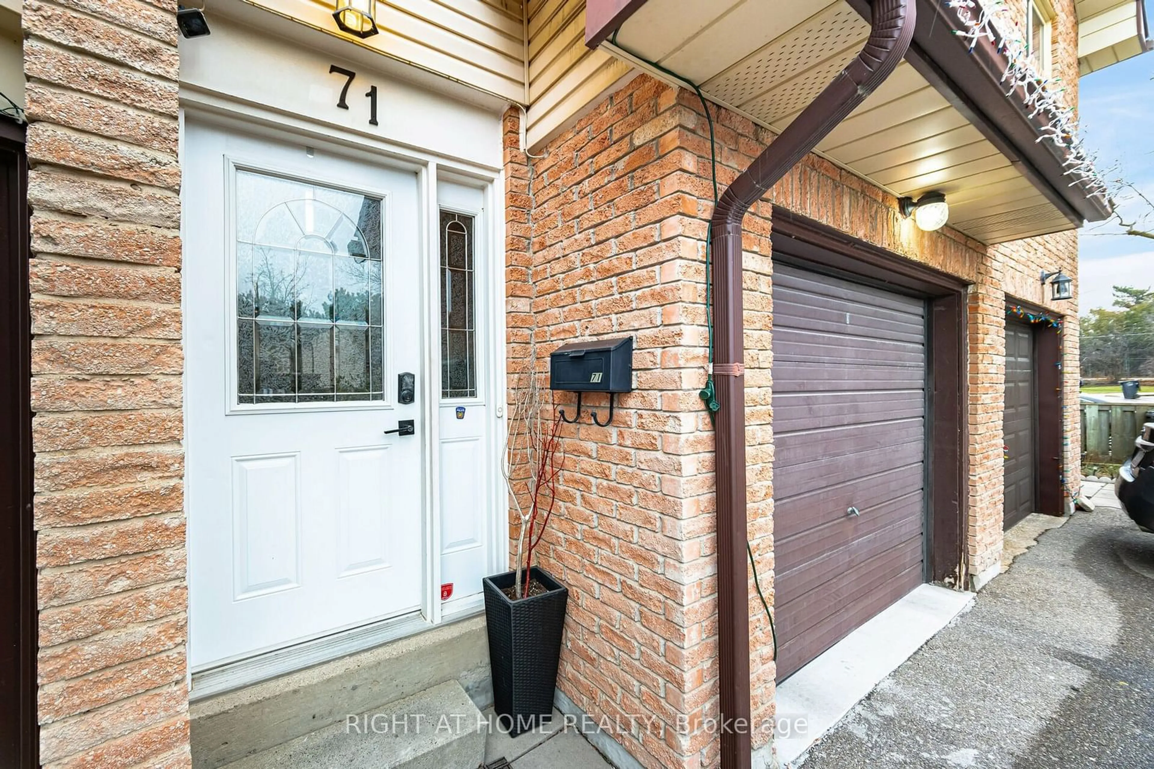 Indoor entryway for 71 Collins Cres, Brampton Ontario L6V 3N1