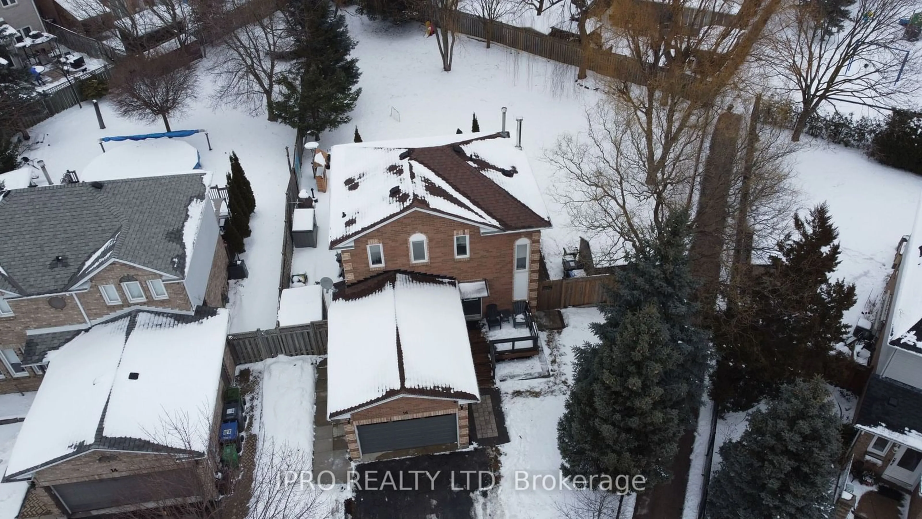 A pic from outside/outdoor area/front of a property/back of a property/a pic from drone, unknown for 16 Smith Crt, Caledon Ontario L7E 1R2