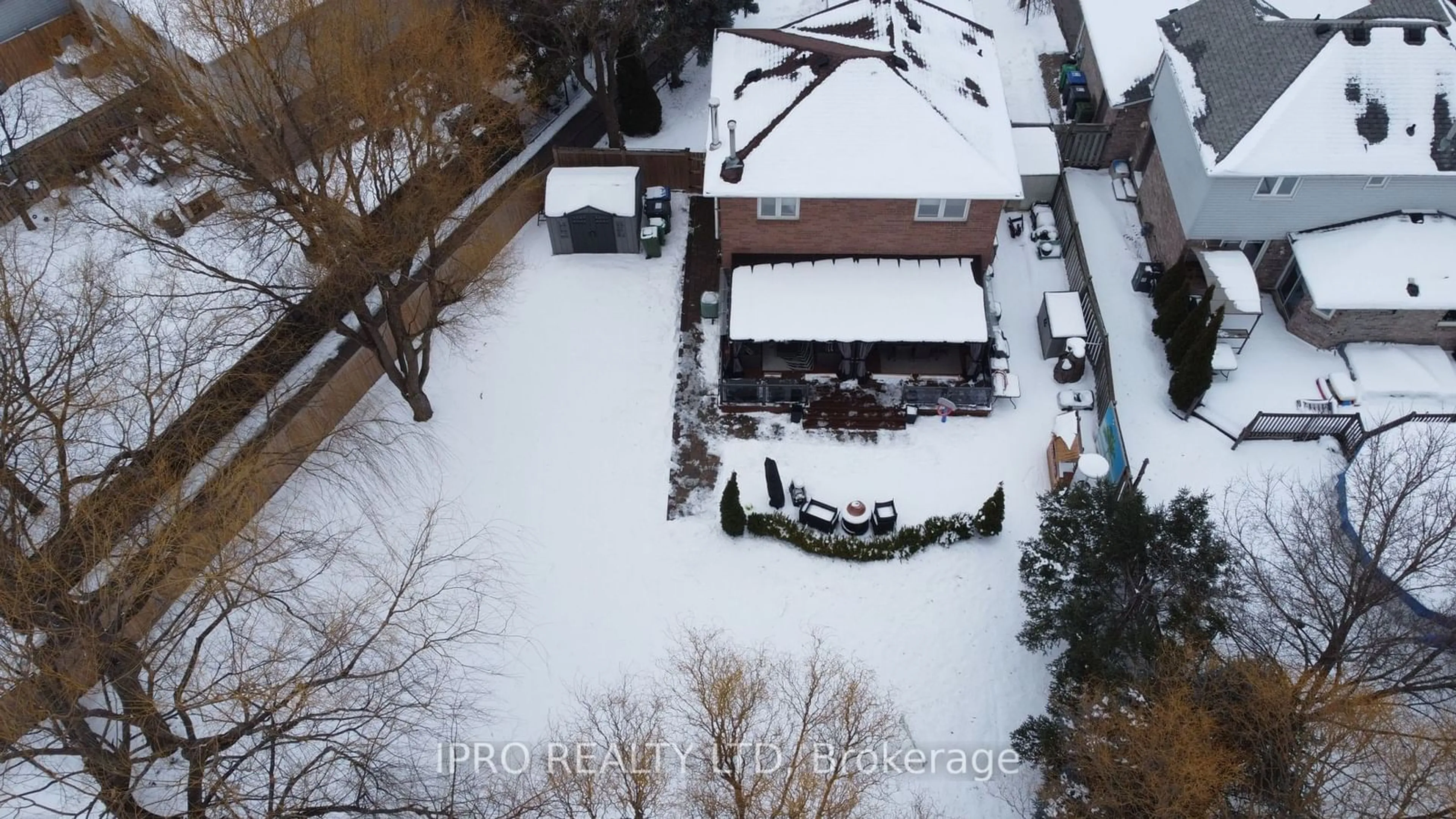 A pic from outside/outdoor area/front of a property/back of a property/a pic from drone, street for 16 Smith Crt, Caledon Ontario L7E 1R2