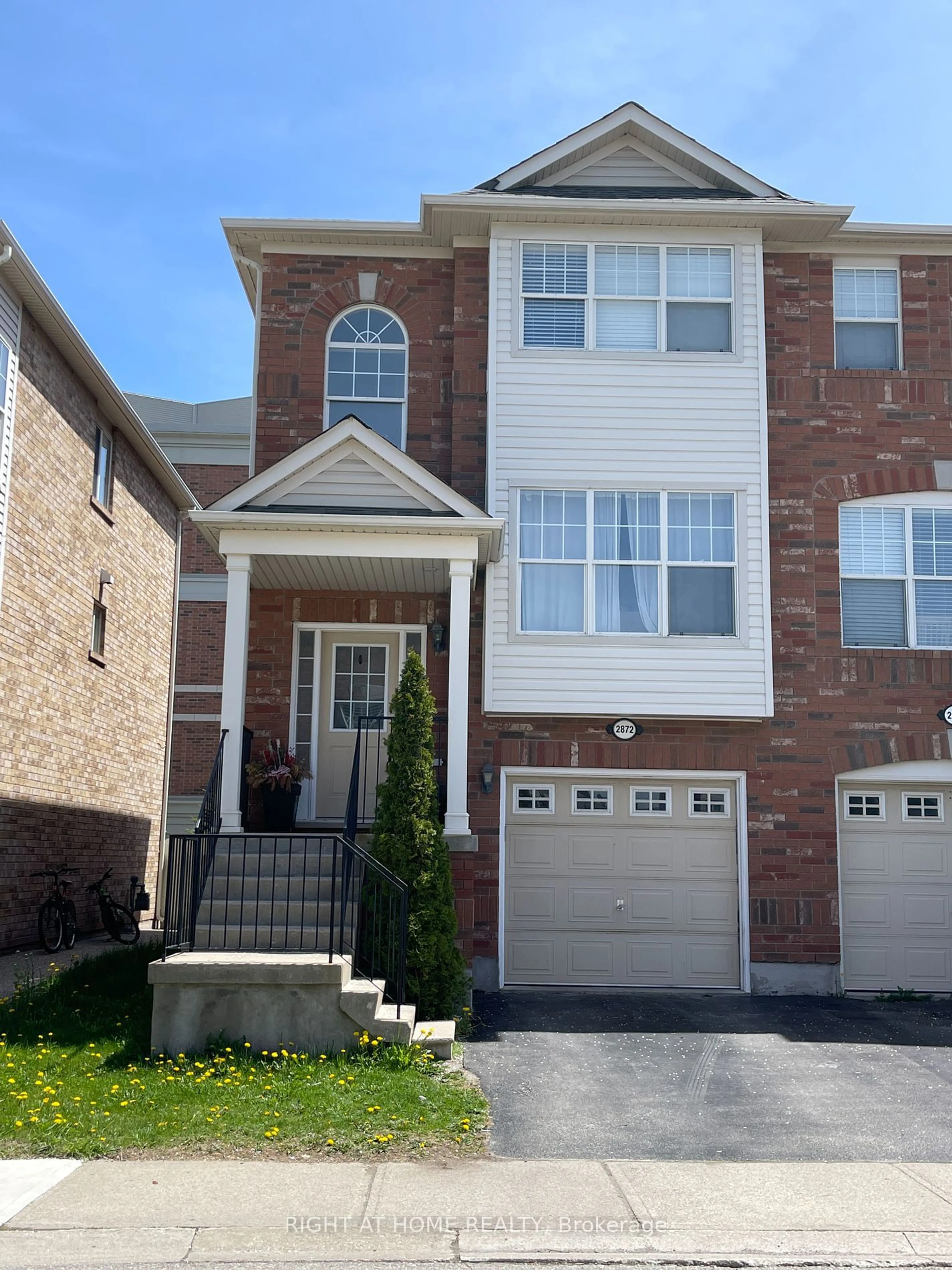 Home with brick exterior material, street for 2872 Garnethill Way, Oakville Ontario L6M 5E8