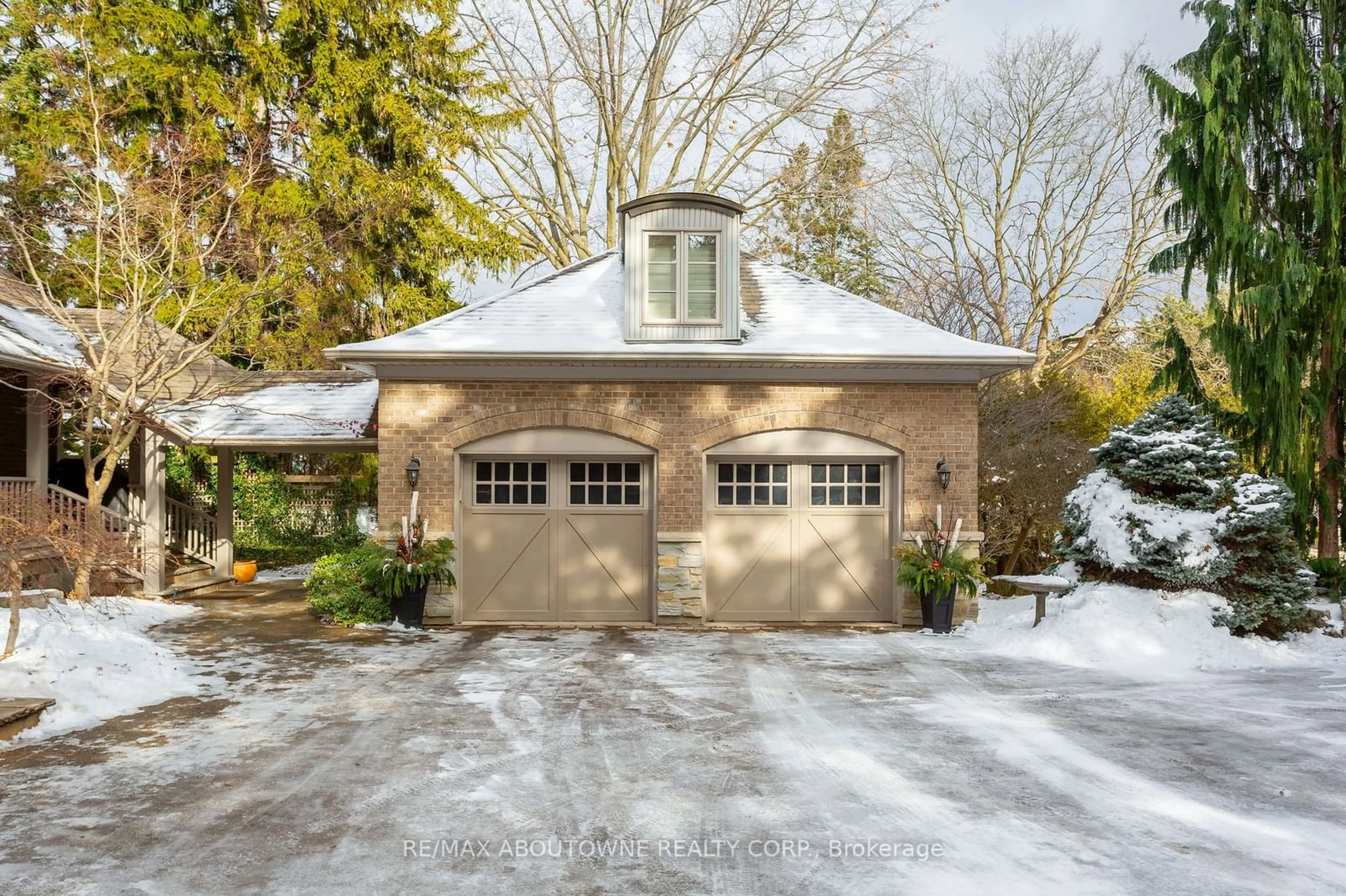 Indoor garage for 4179 Lakeshore Rd, Burlington Ontario L7L 1A5