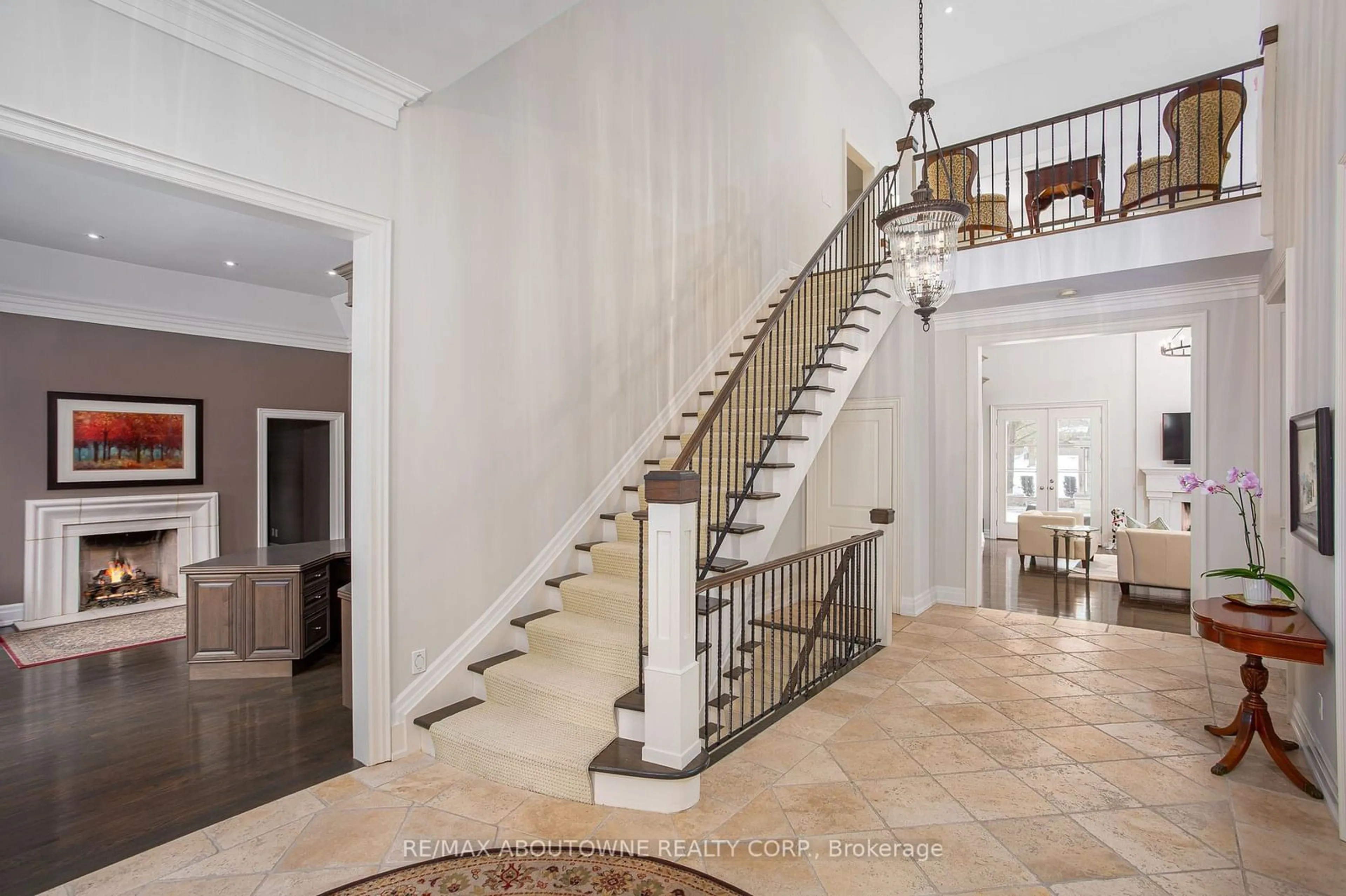 Indoor foyer for 4179 Lakeshore Rd, Burlington Ontario L7L 1A5