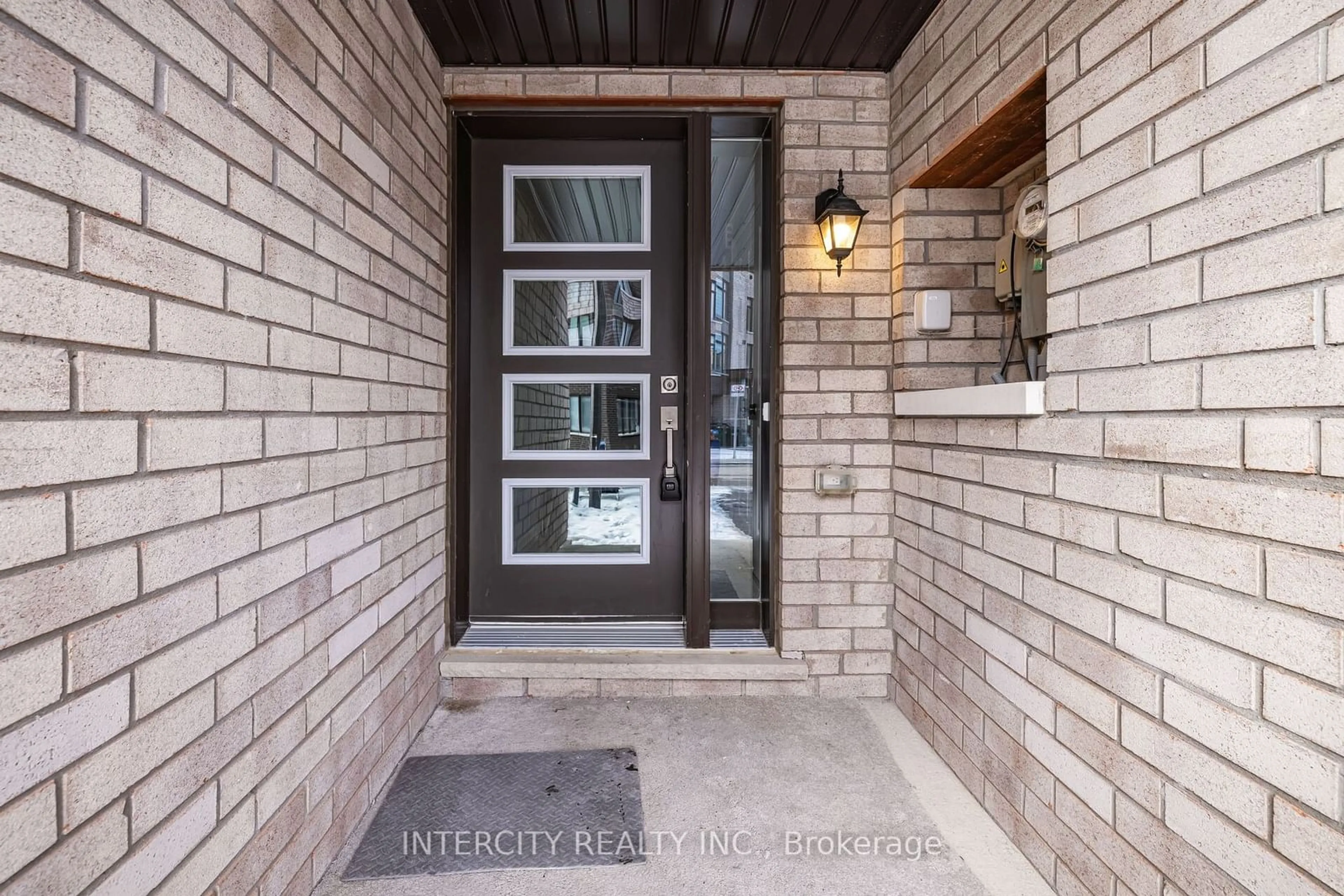 Indoor entryway for 9 Queenpost Dr, Brampton Ontario L6Y 6L2