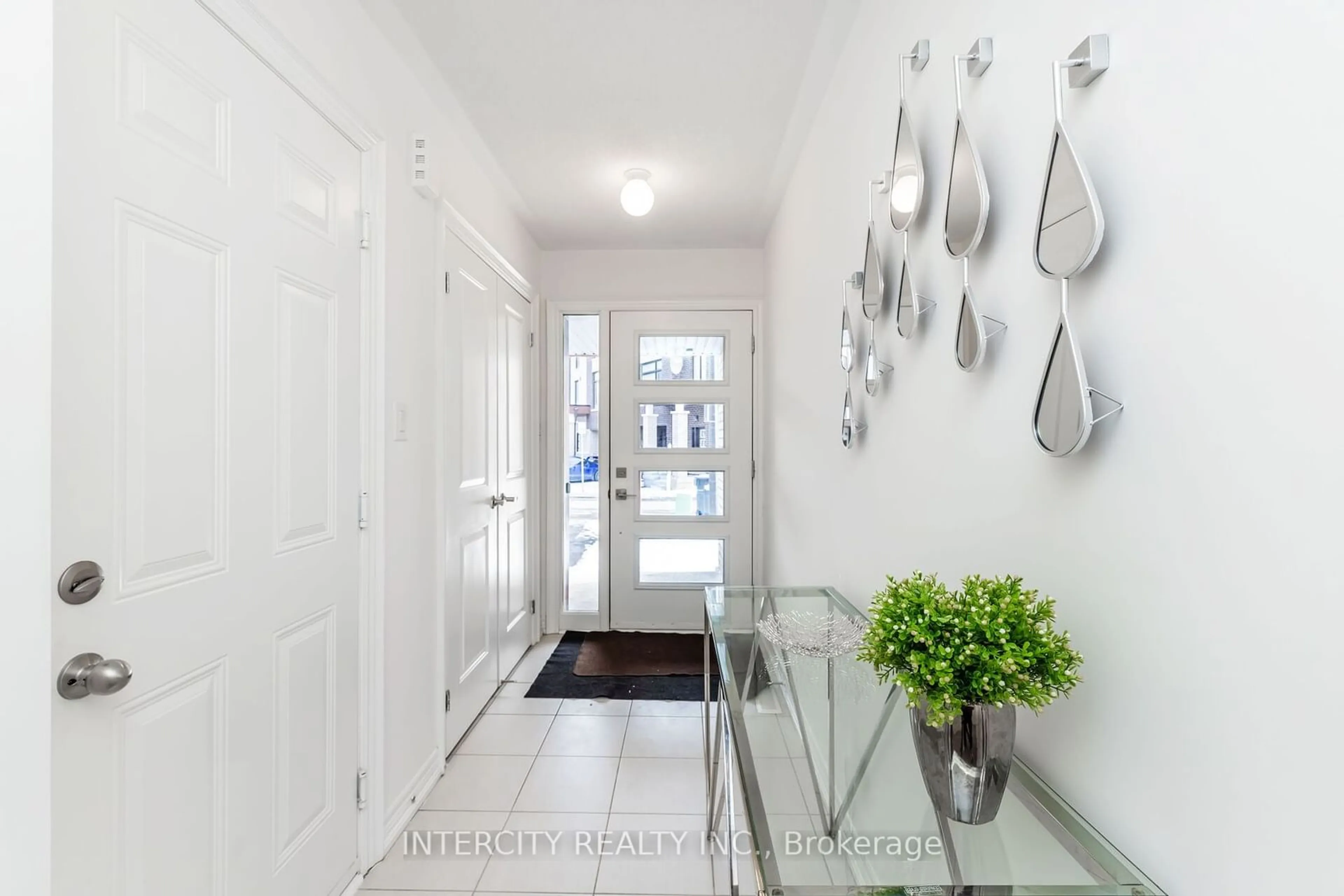 Indoor entryway for 9 Queenpost Dr, Brampton Ontario L6Y 6L2