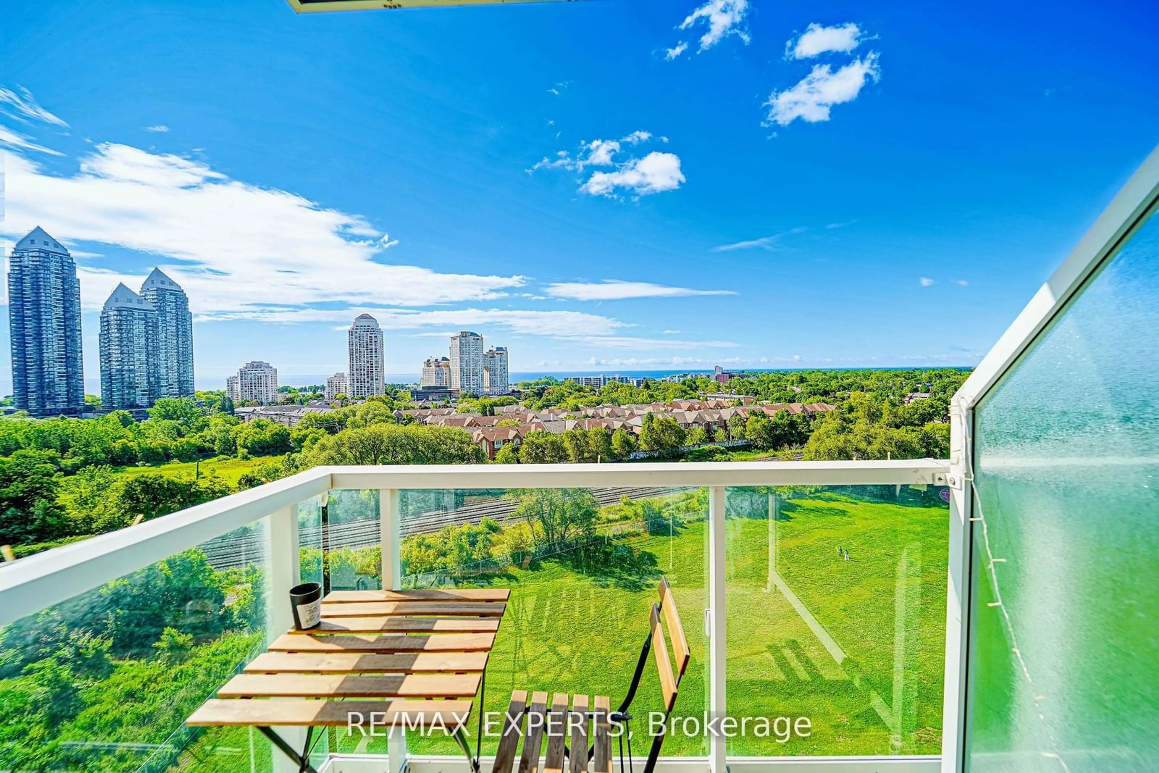 A pic from outside/outdoor area/front of a property/back of a property/a pic from drone, water/lake/river/ocean view for 251 Manitoba St #1007, Toronto Ontario M8Y 0C7