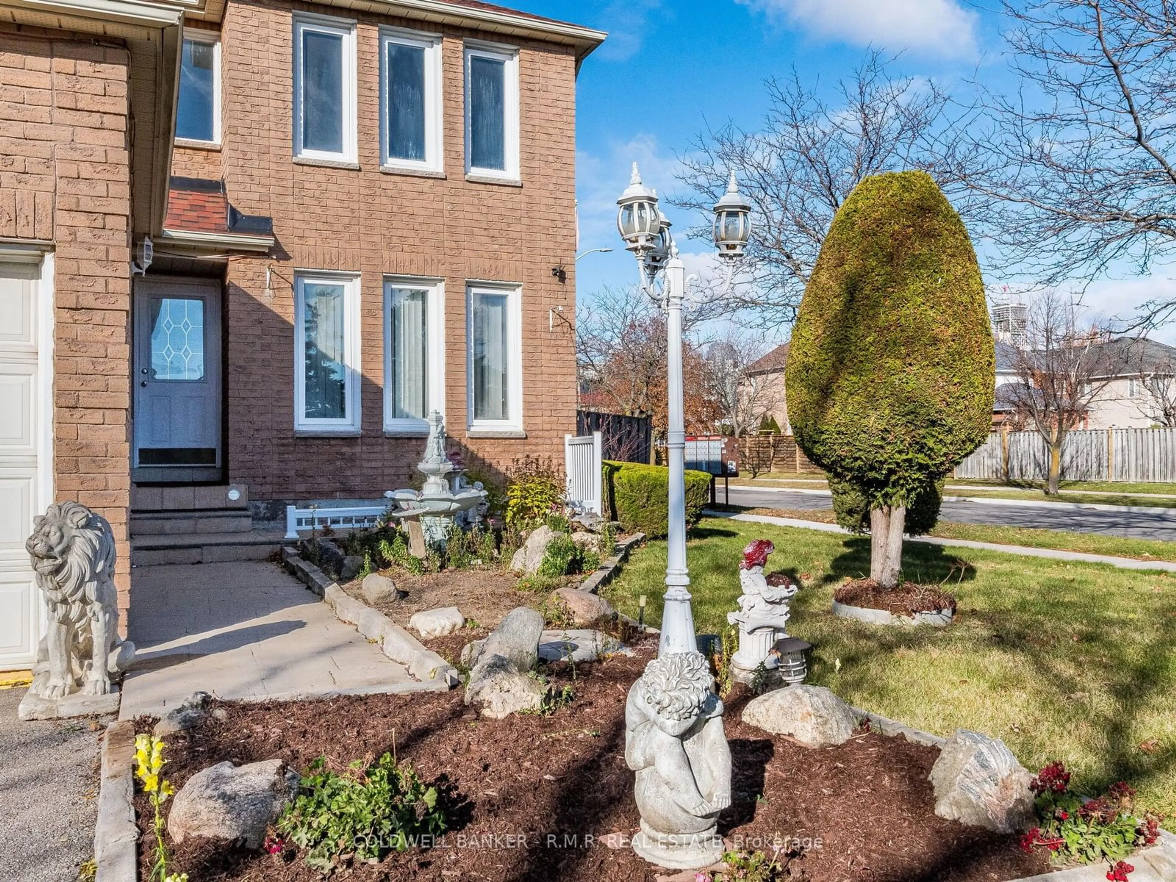 Home with brick exterior material, street for 485 Naomi Cres, Mississauga Ontario L5B 3S5