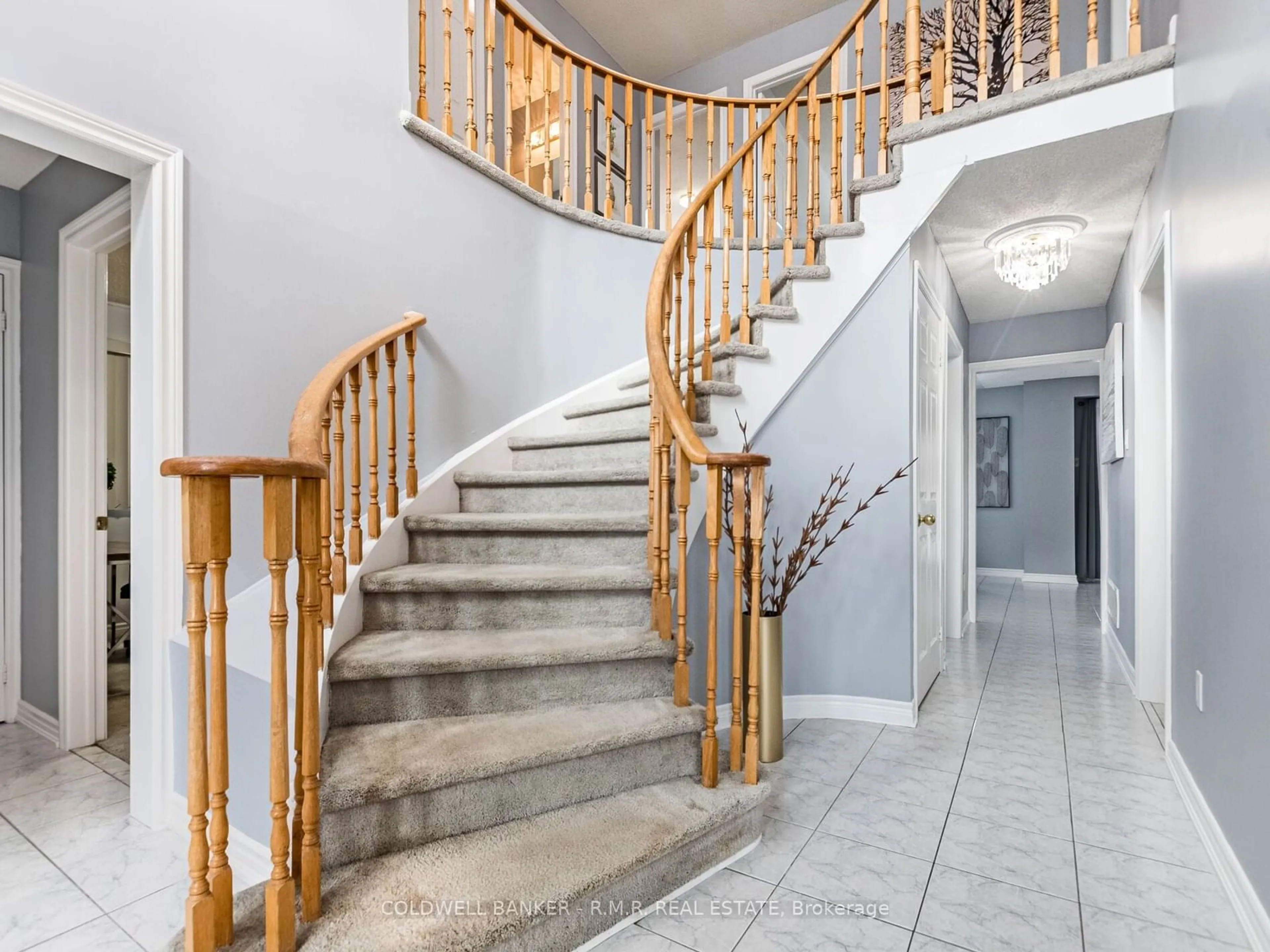 Stairs for 485 Naomi Cres, Mississauga Ontario L5B 3S5