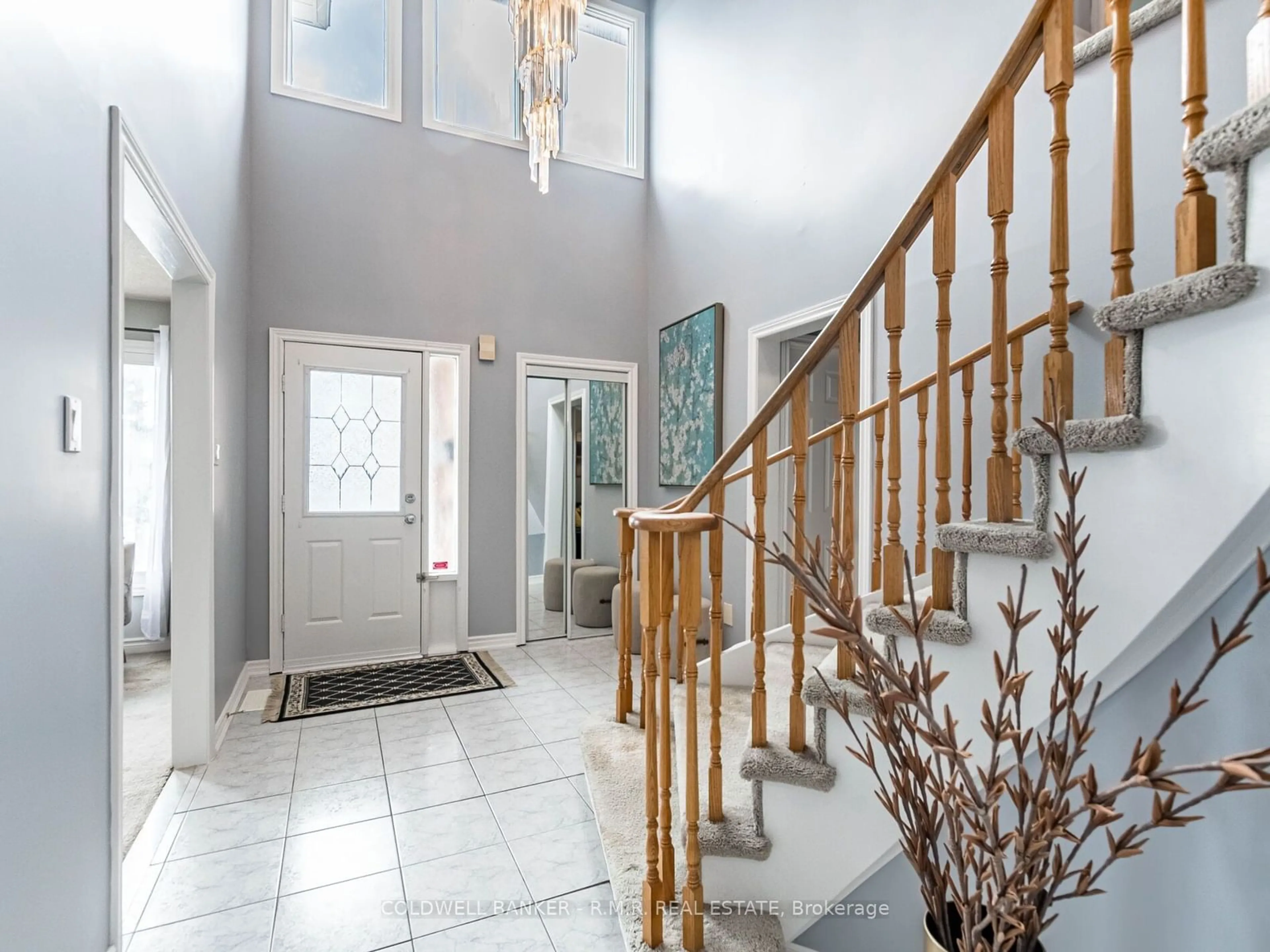 Indoor foyer for 485 Naomi Cres, Mississauga Ontario L5B 3S5