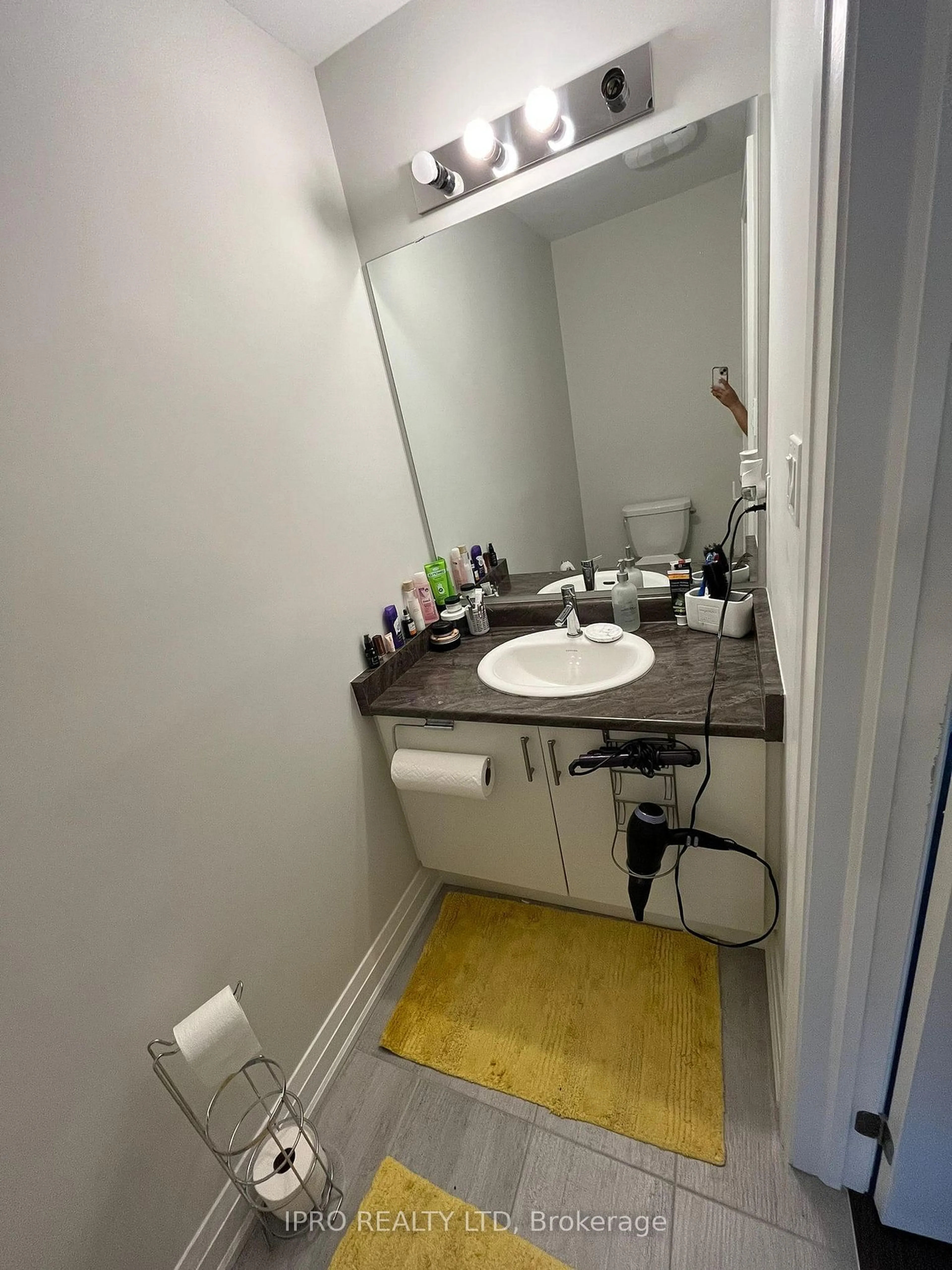 Standard bathroom, floor is not visible for 33 WILD ROSE Gdns, Toronto Ontario M6L 0A5