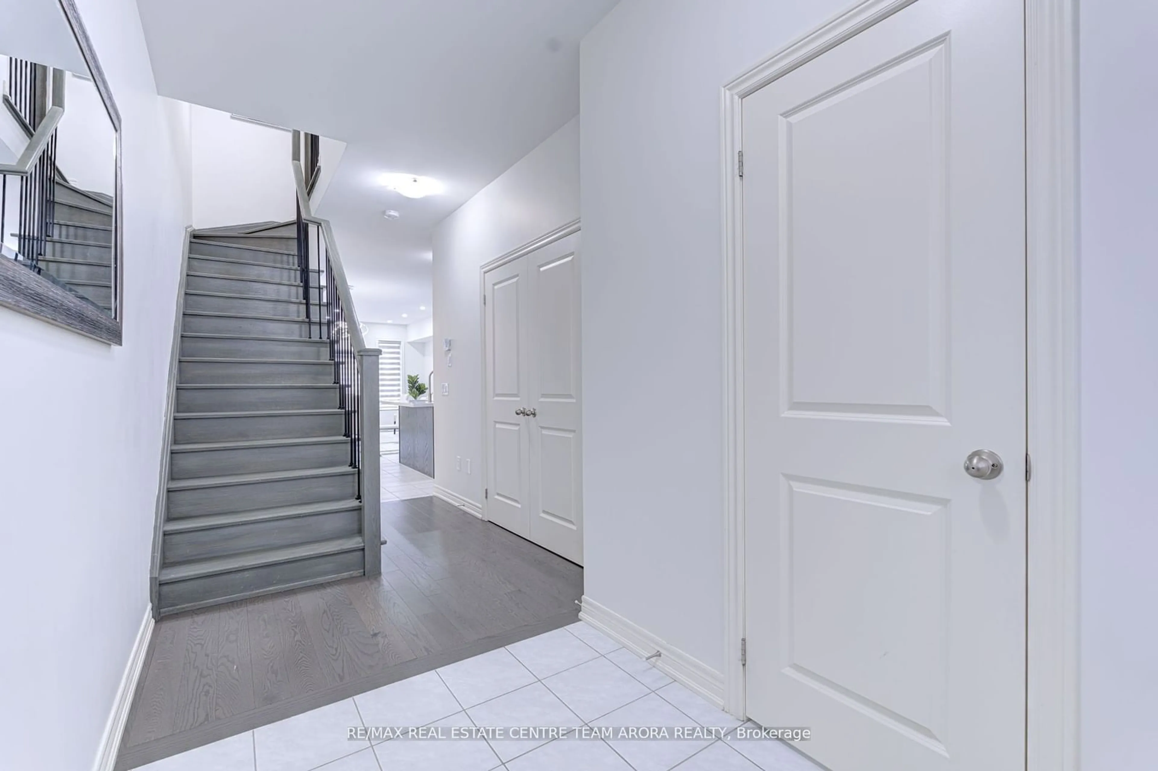 Indoor foyer for 26 Benhurst Cres, Brampton Ontario L7A 0B7