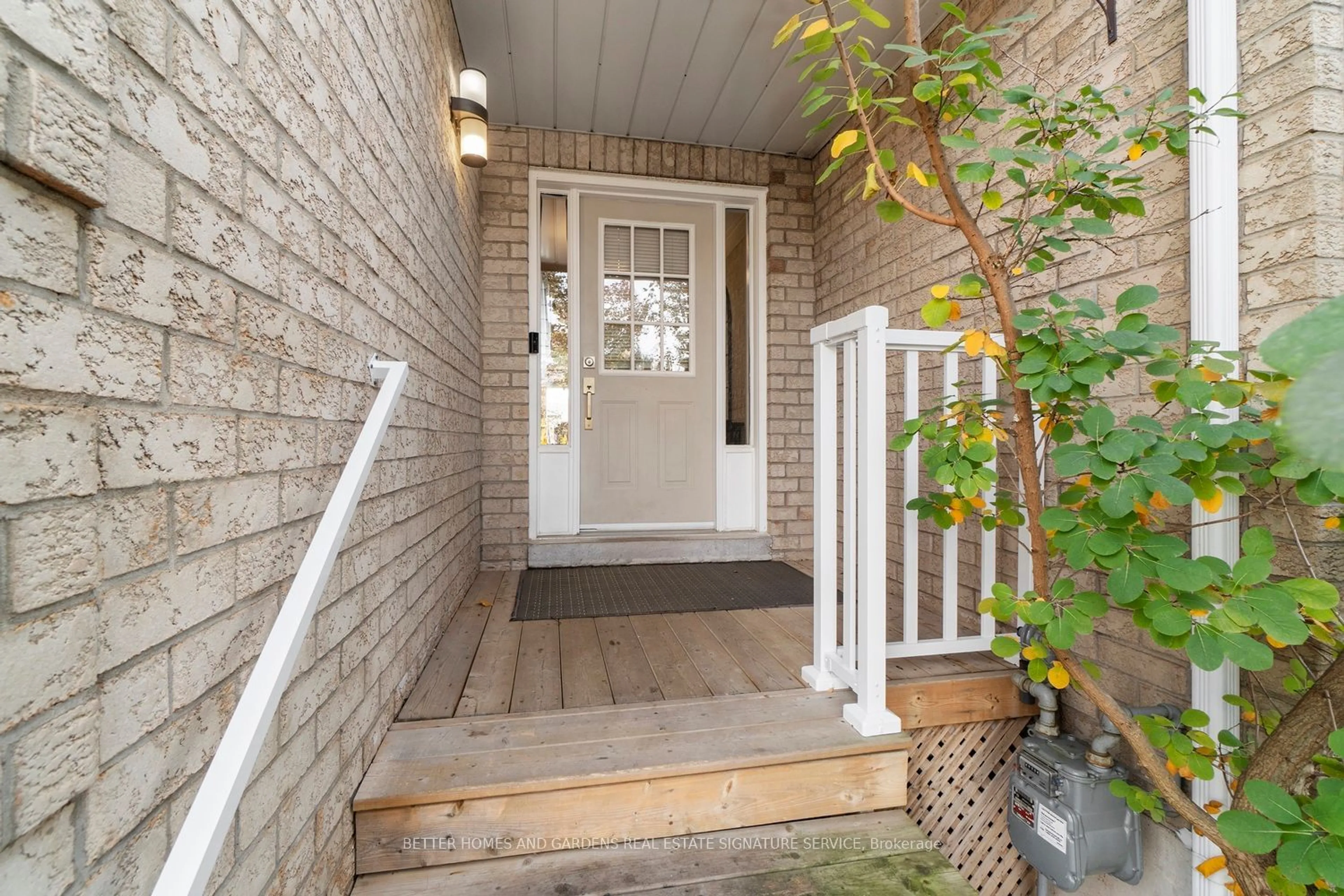 Indoor entryway for 5140 Lampman Ave, Burlington Ontario L7L 6K1