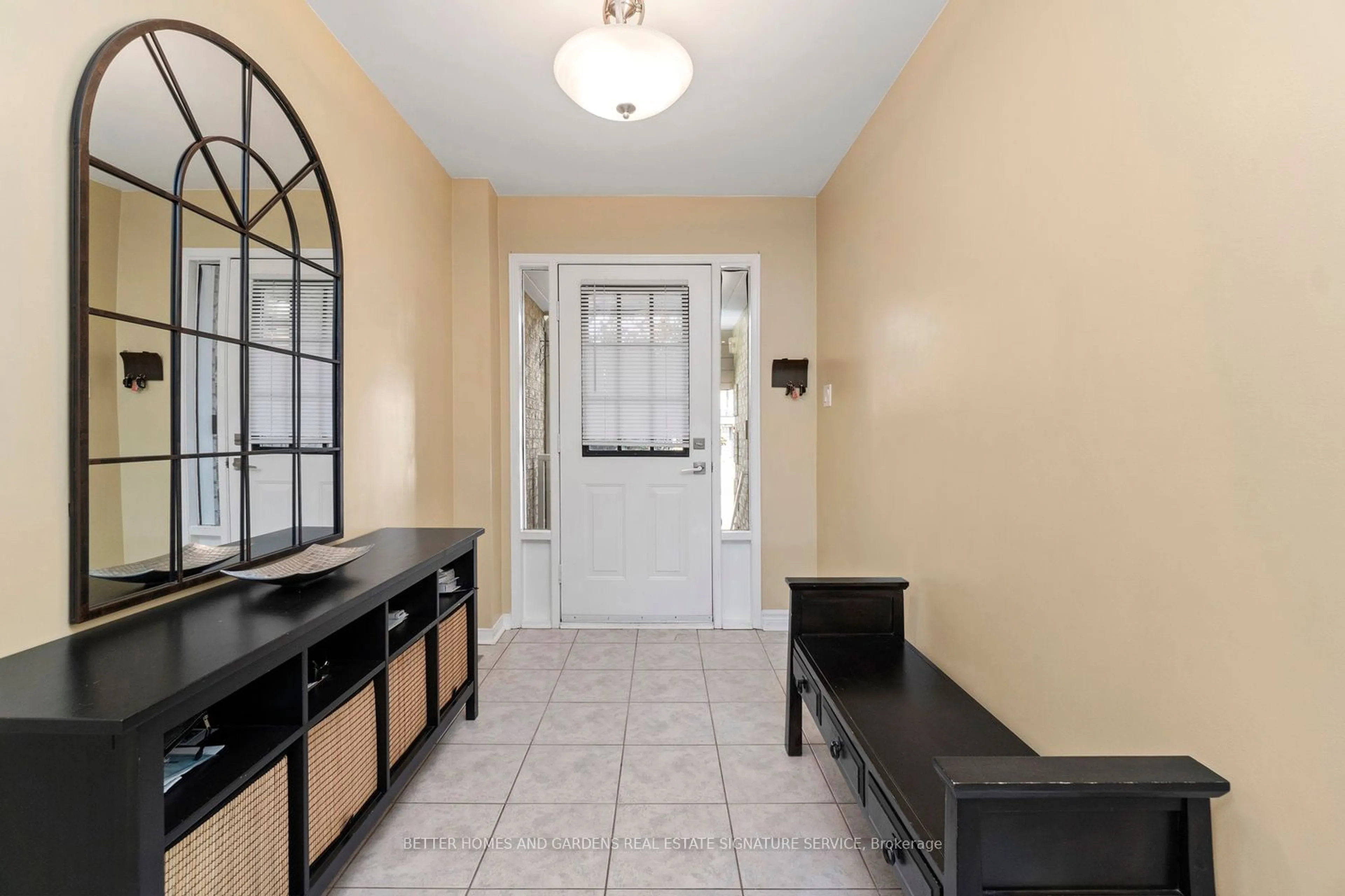 Indoor entryway for 5140 Lampman Ave, Burlington Ontario L7L 6K1