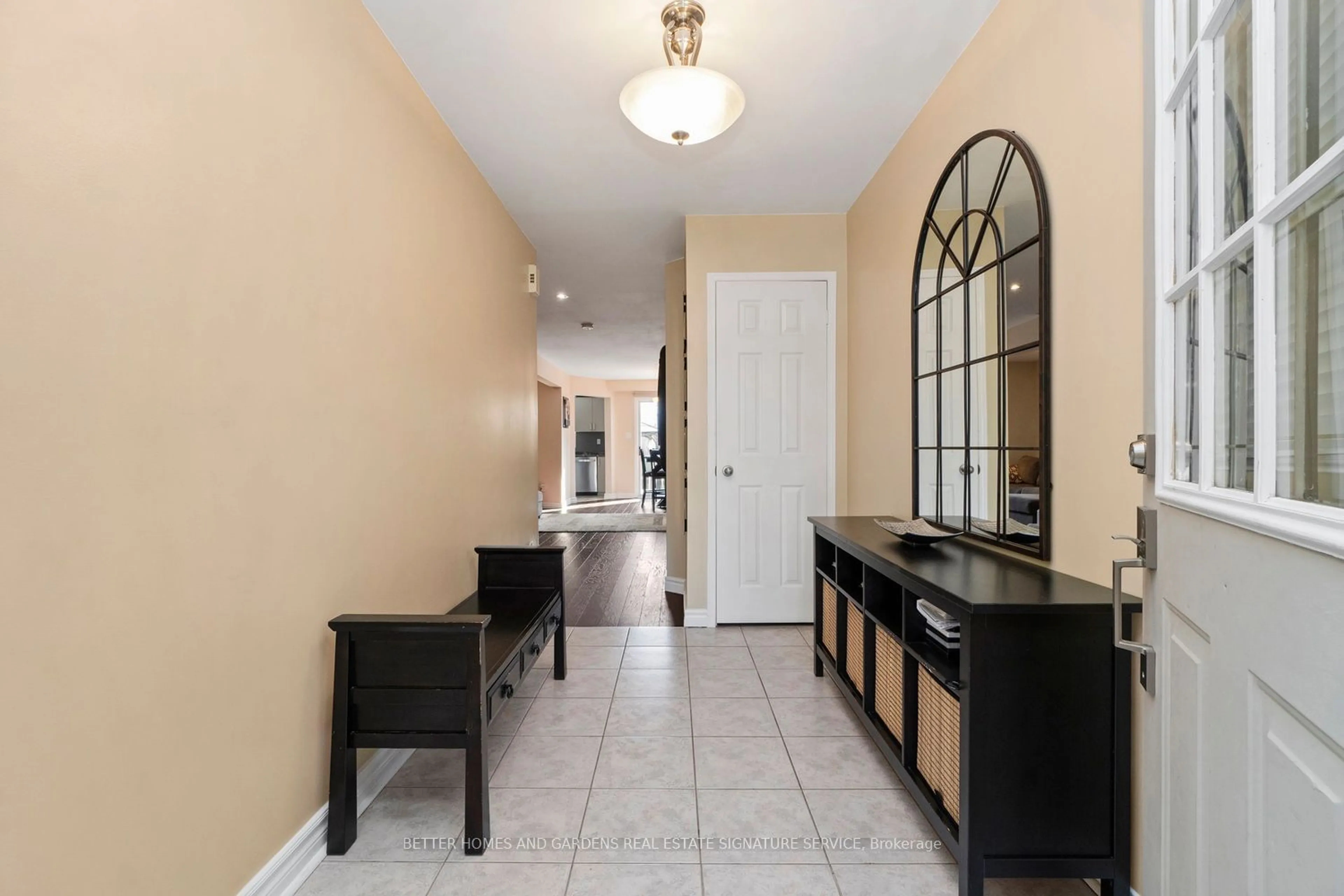 Indoor entryway for 5140 Lampman Ave, Burlington Ontario L7L 6K1