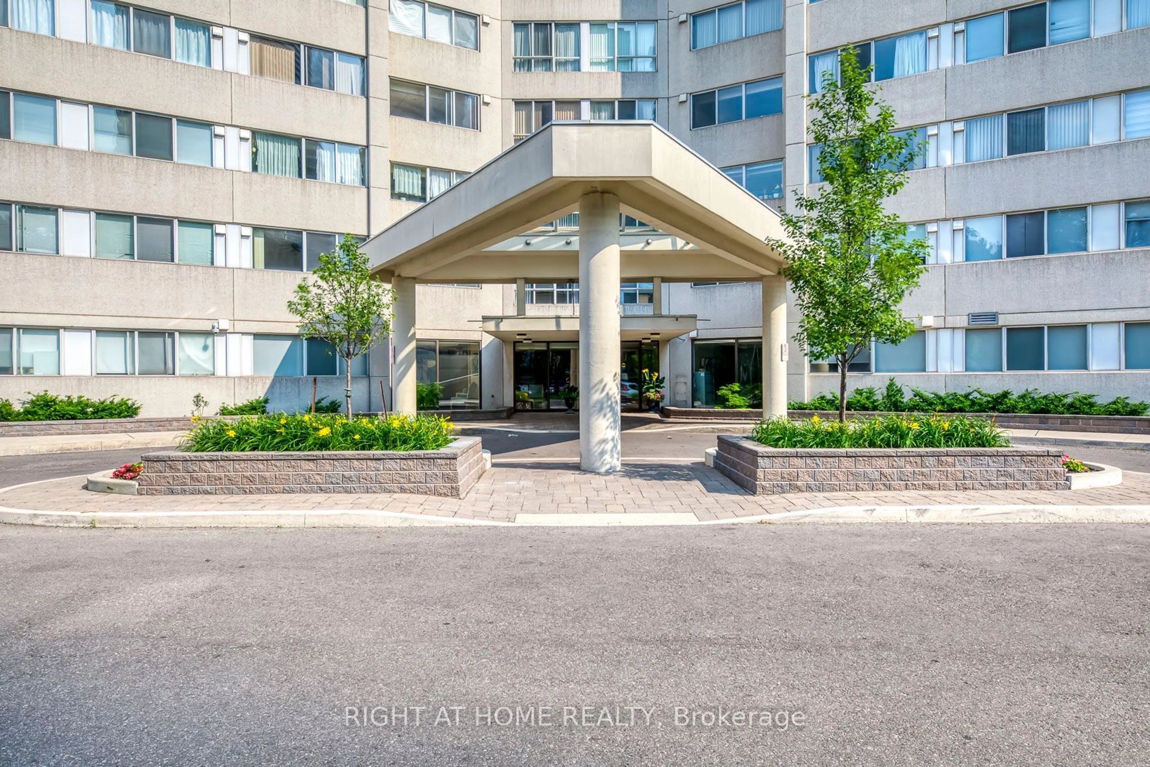 Indoor foyer for 3700 Kaneff Cres #1412, Mississauga Ontario L5A 4B8