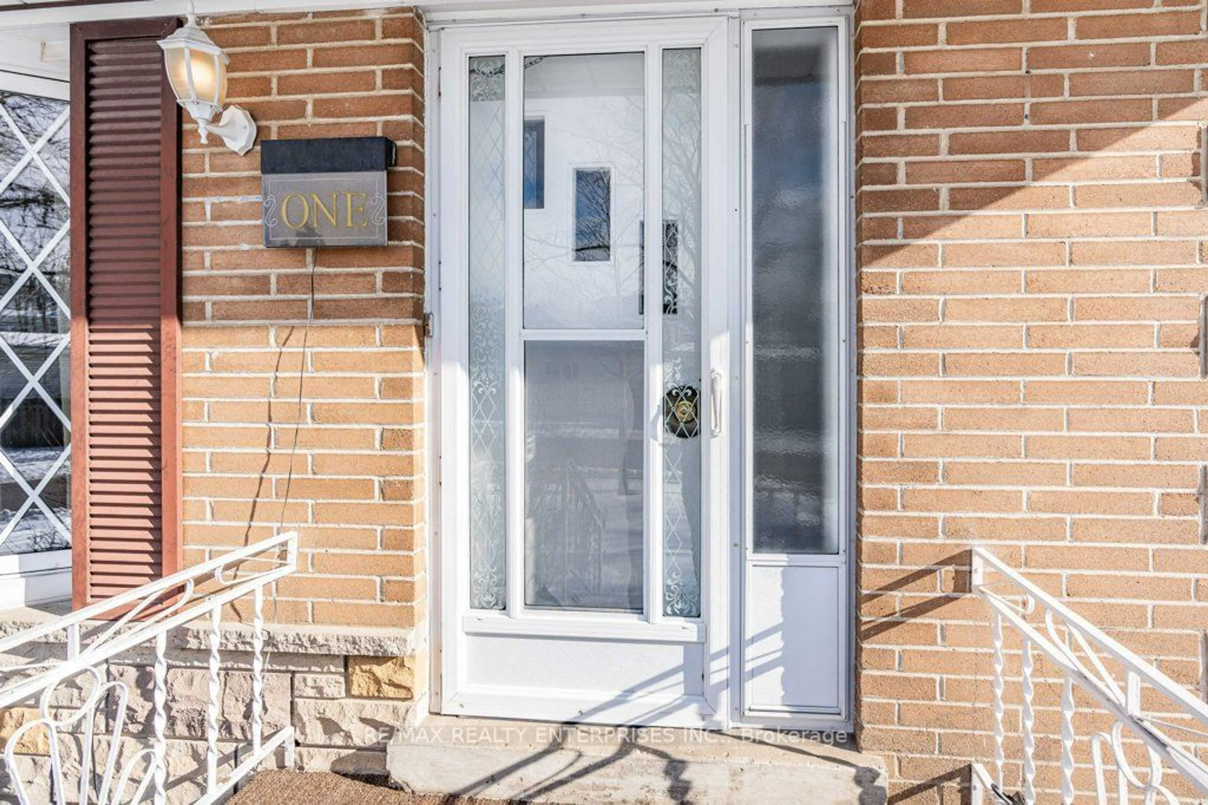 Indoor entryway for 1 Beatty Ave, Brampton Ontario L6W 2H8