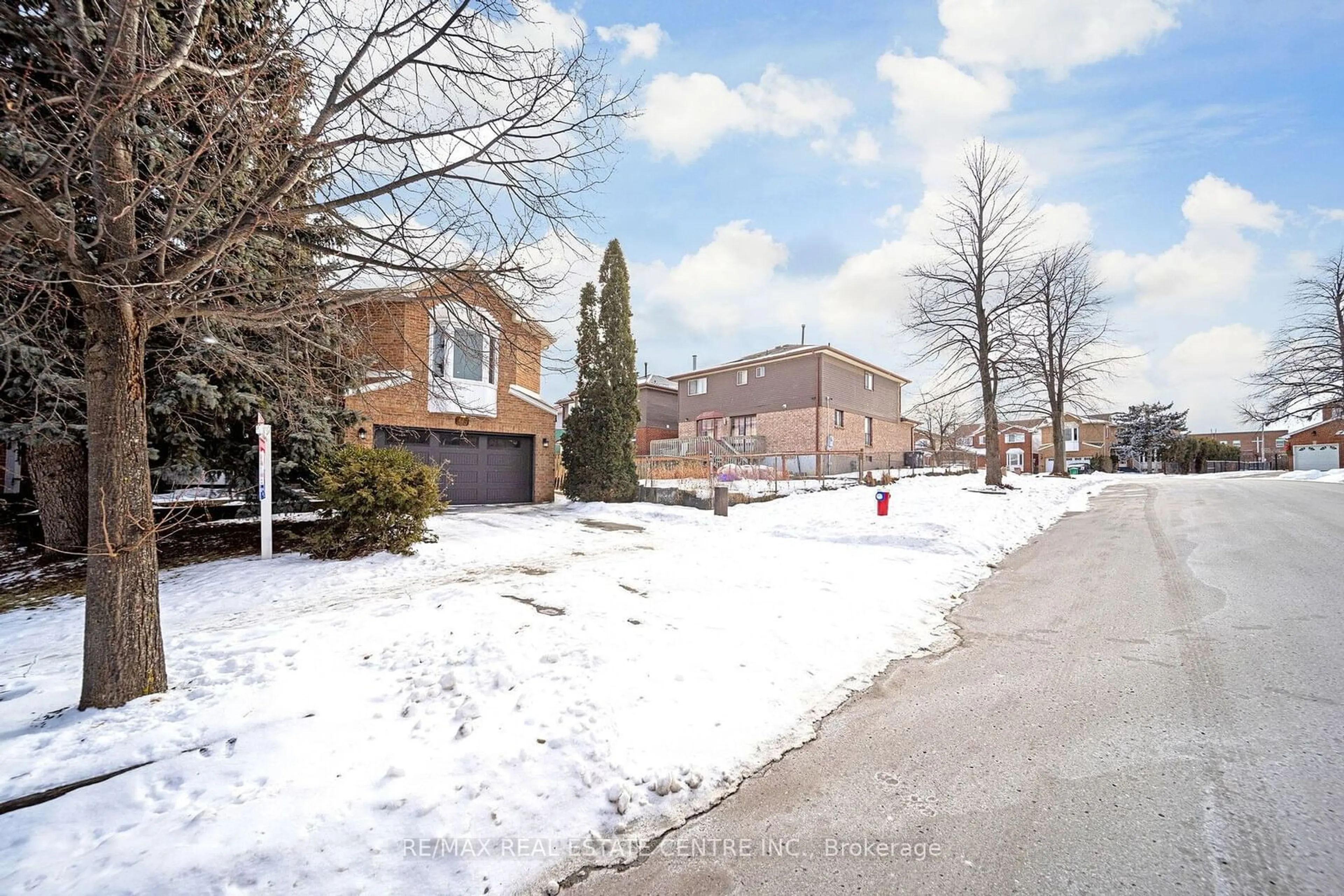 A pic from outside/outdoor area/front of a property/back of a property/a pic from drone, street for 15 HOWELL St, Brampton Ontario L6Y 3H9