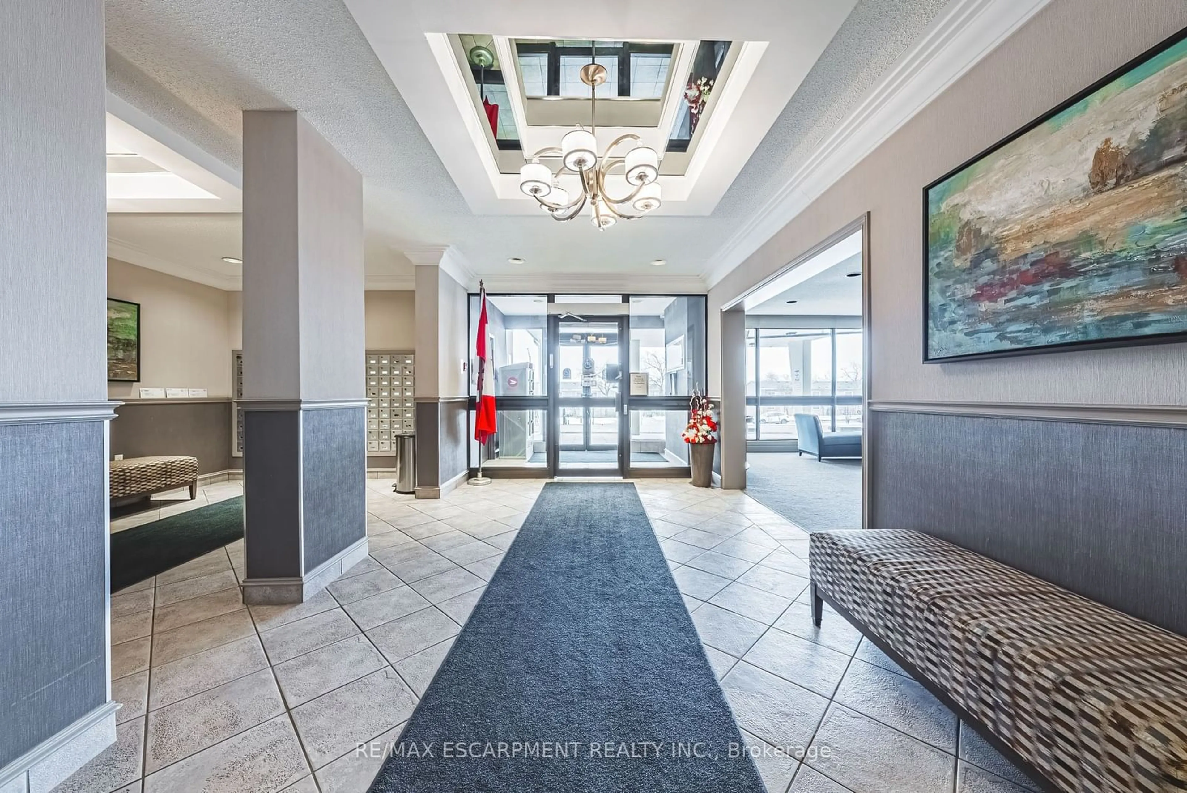 Indoor foyer for 2055 UPPER MIDDLE Rd #1201, Burlington Ontario L7P 3P4