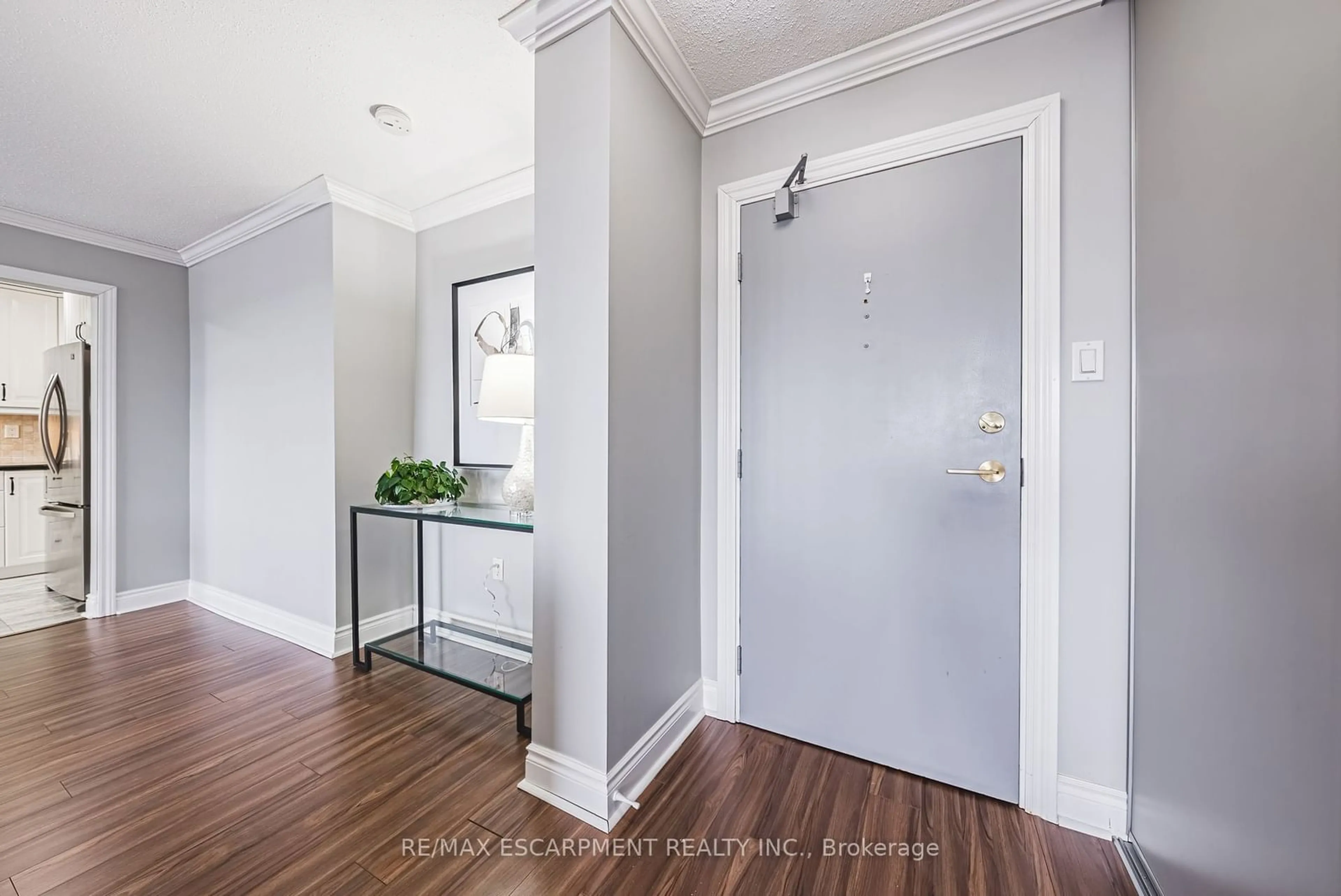 Indoor entryway for 2055 UPPER MIDDLE Rd #1201, Burlington Ontario L7P 3P4