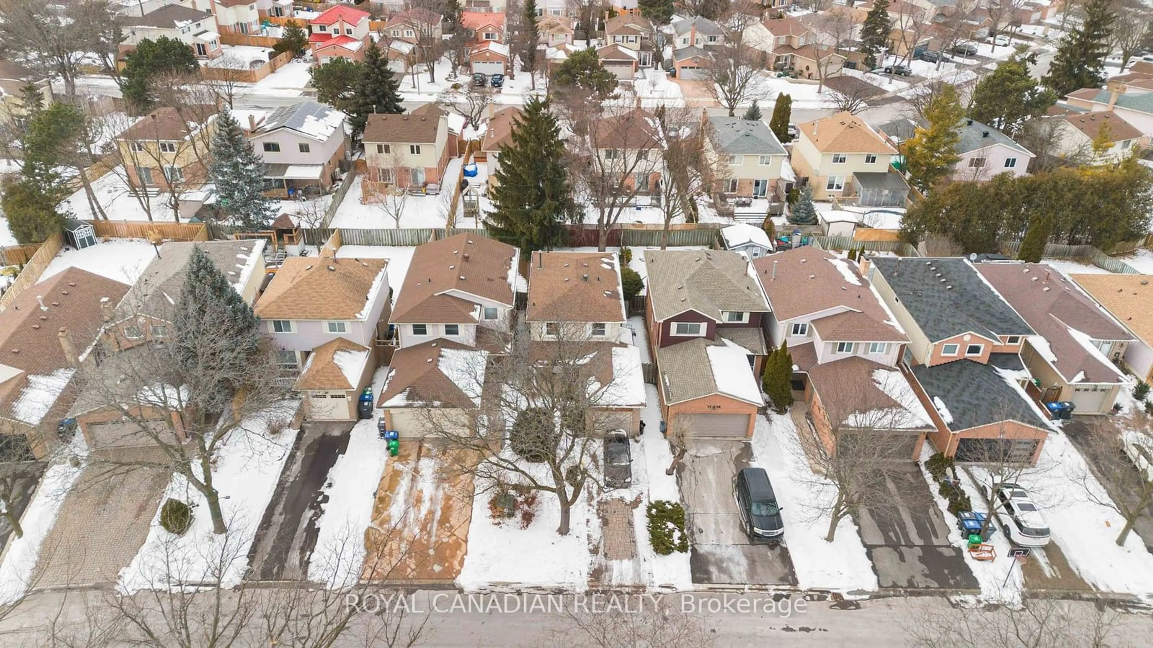 A pic from outside/outdoor area/front of a property/back of a property/a pic from drone, street for 3158 Keynes Cres, Mississauga Ontario L5N 3A1