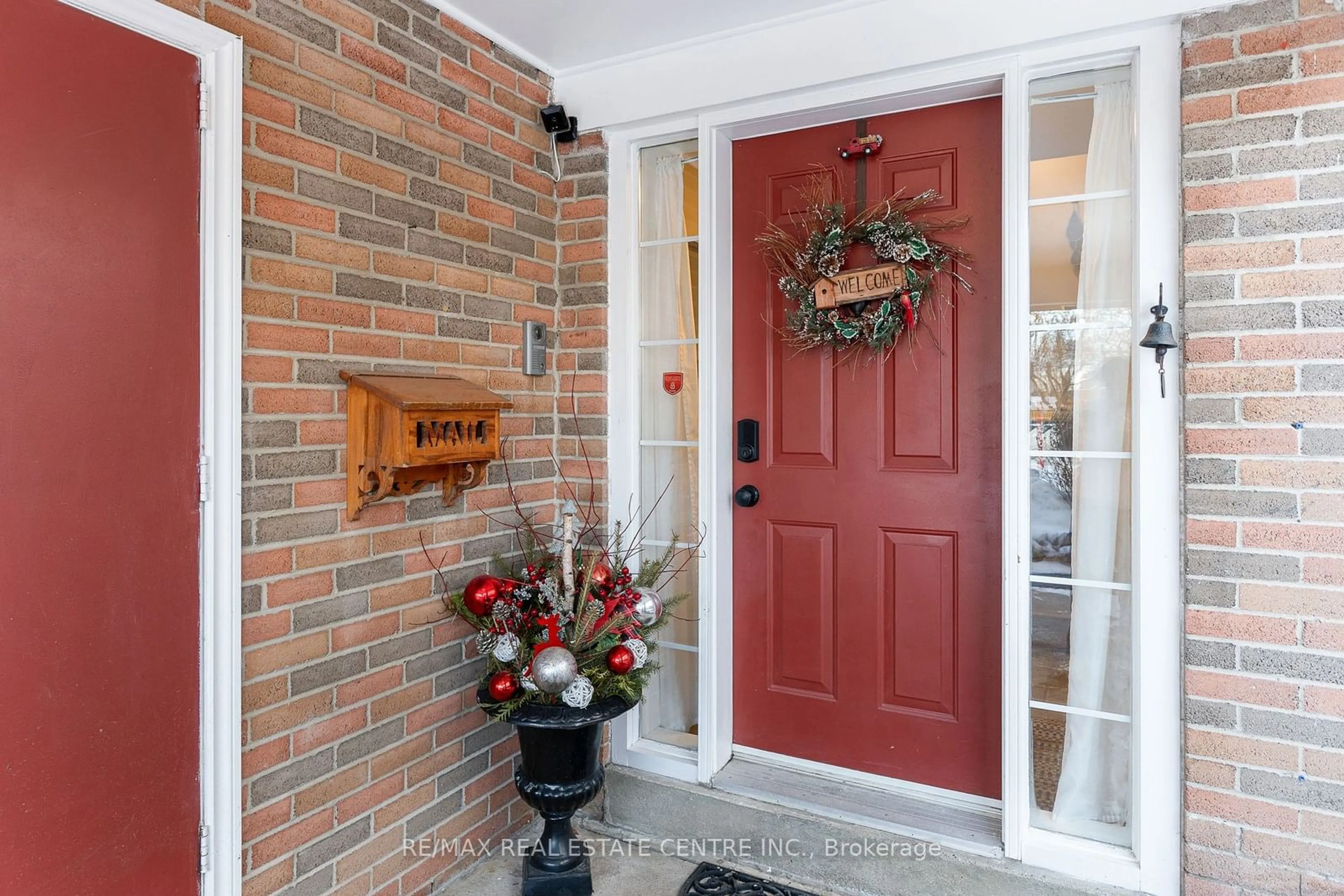 Indoor entryway for 103 Griselda Cres, Brampton Ontario L6S 1M4