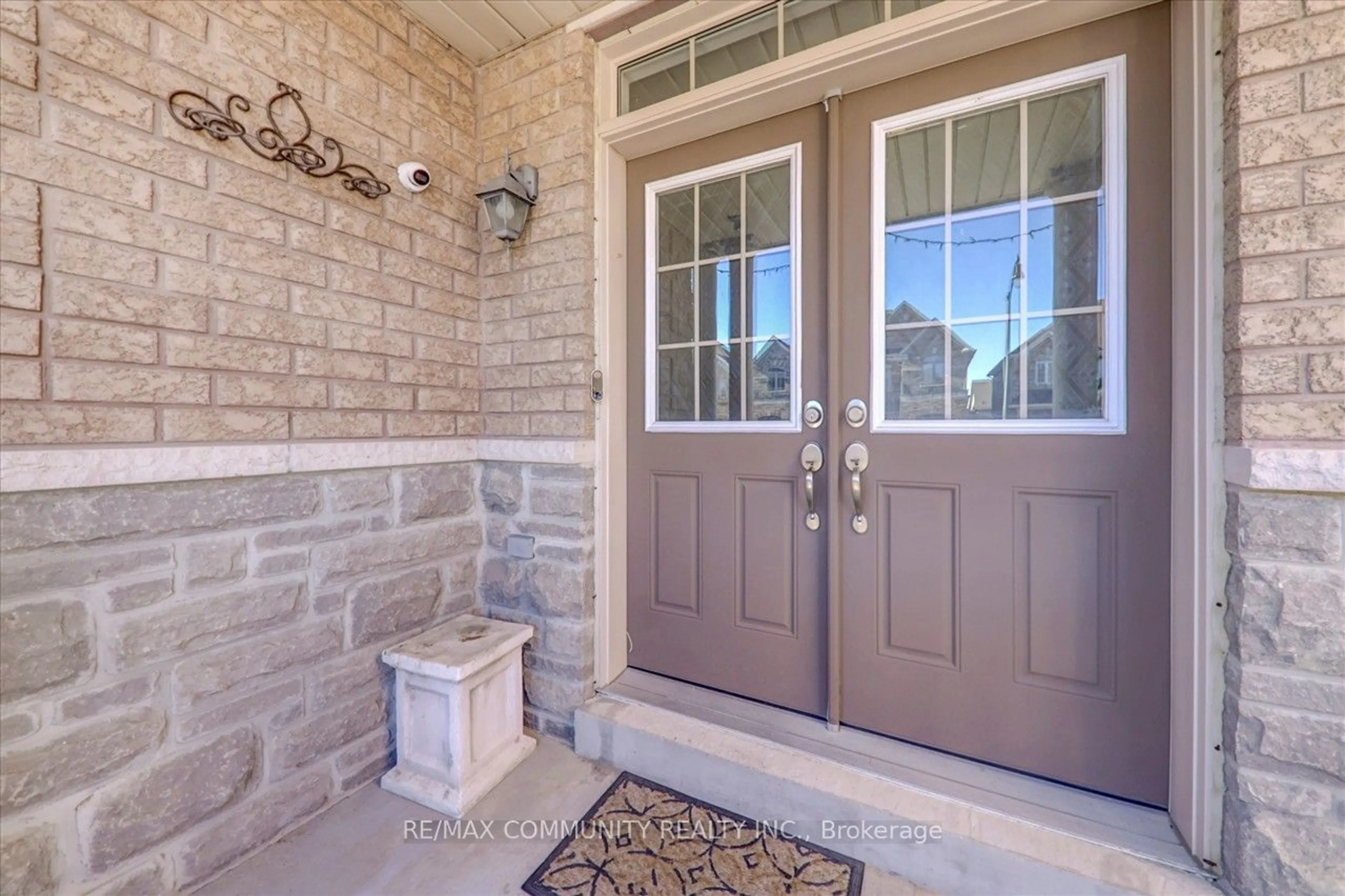 Indoor entryway for 69 Clearfield Dr, Brampton Ontario L6P 3J4