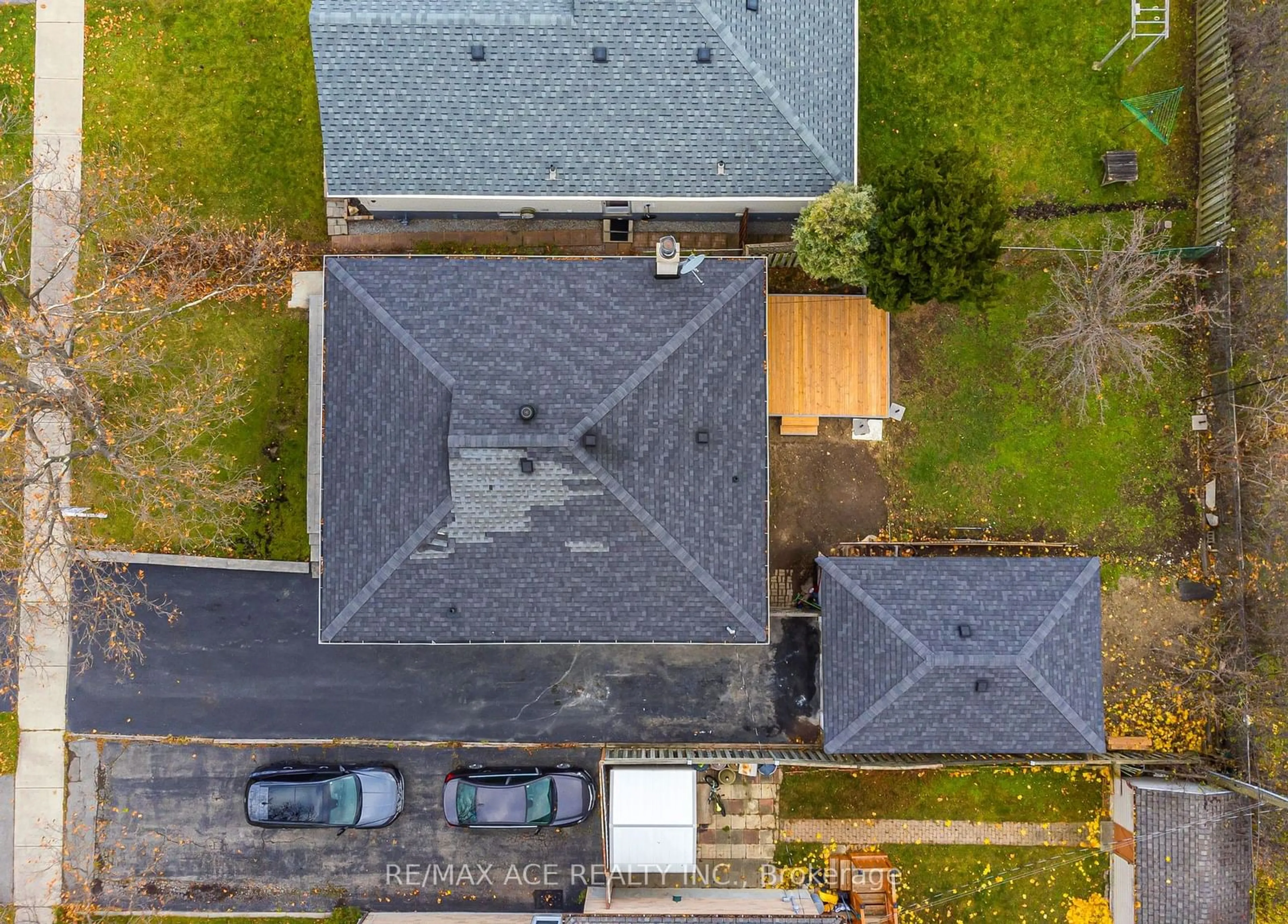 A pic from outside/outdoor area/front of a property/back of a property/a pic from drone, street for 15 Strathavon Dr, Toronto Ontario M9V 2H4