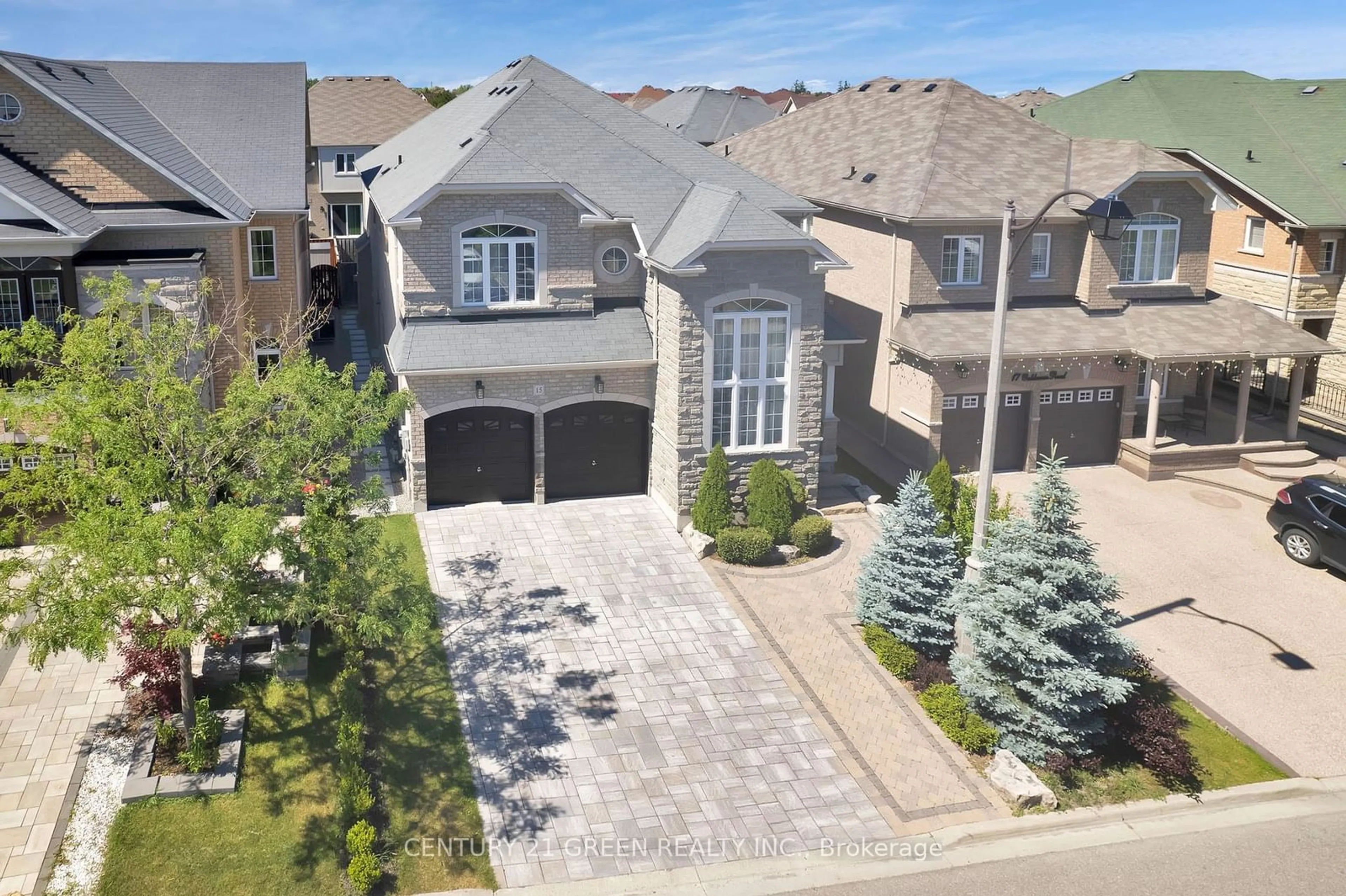 A pic from outside/outdoor area/front of a property/back of a property/a pic from drone, street for 15 Oakhaven Rd, Brampton Ontario L6P 2Y3