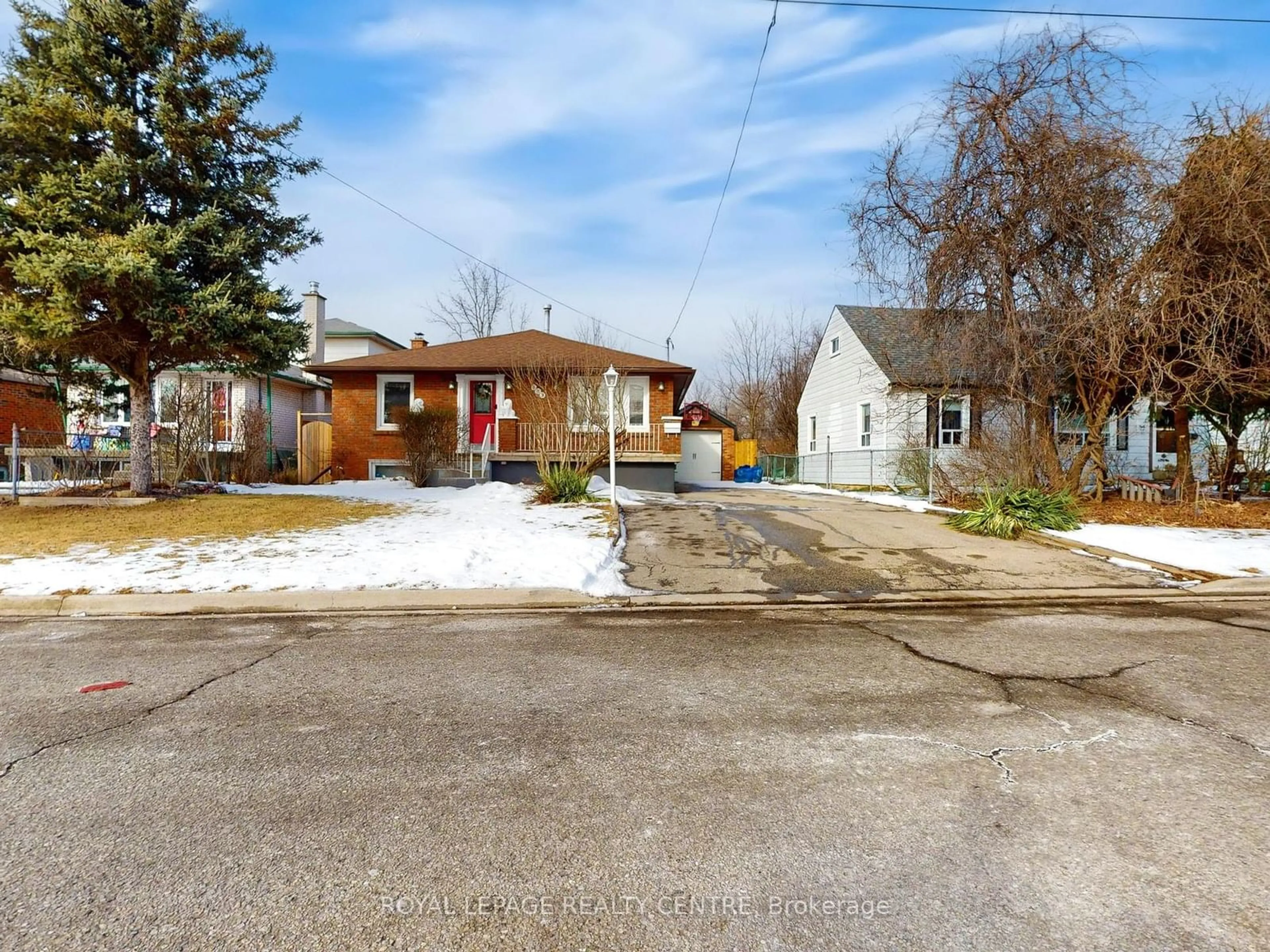 A pic from outside/outdoor area/front of a property/back of a property/a pic from drone, street for 883 Fourth St, Mississauga Ontario L5E 1J8