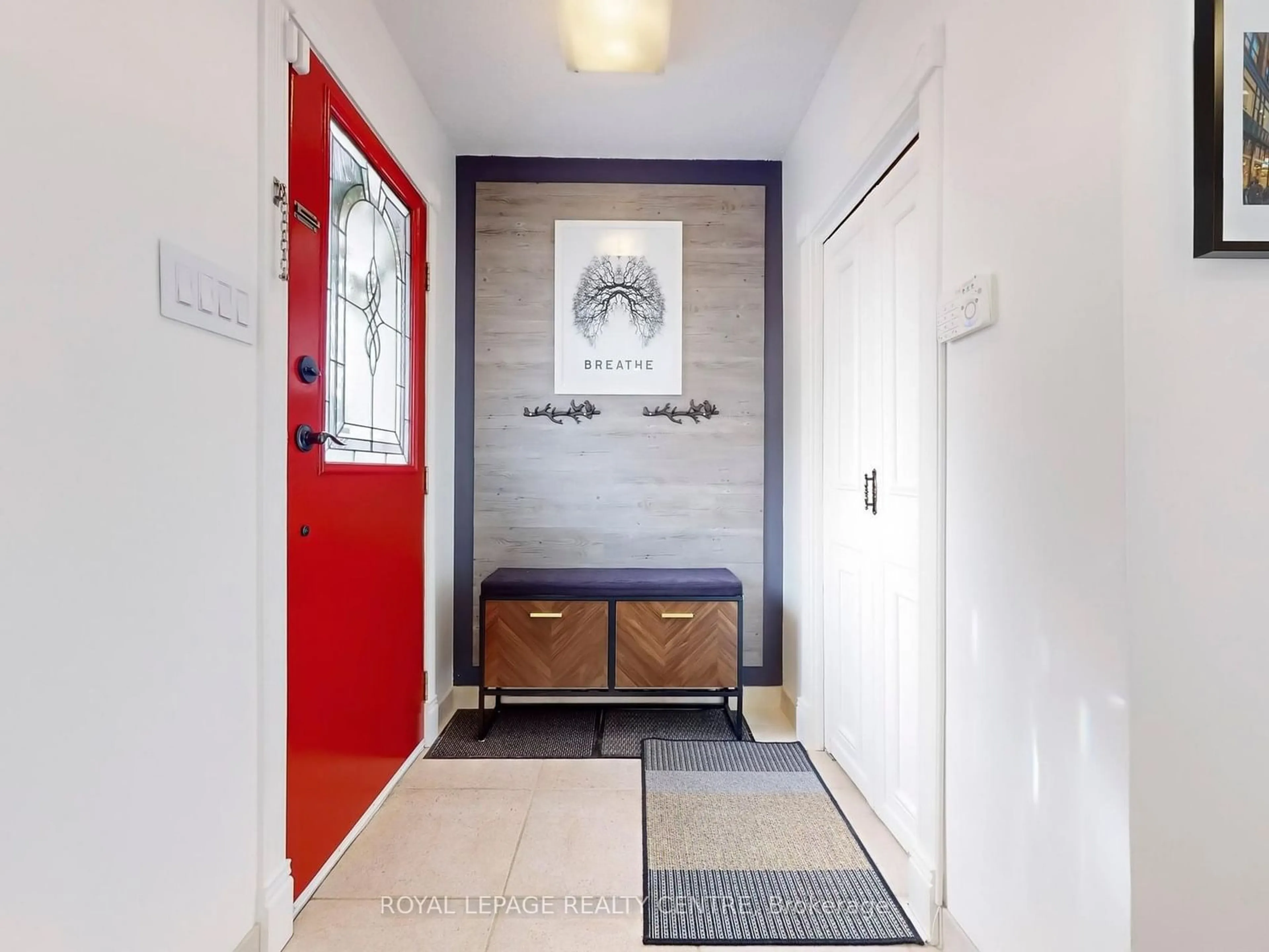 Indoor entryway for 883 Fourth St, Mississauga Ontario L5E 1J8