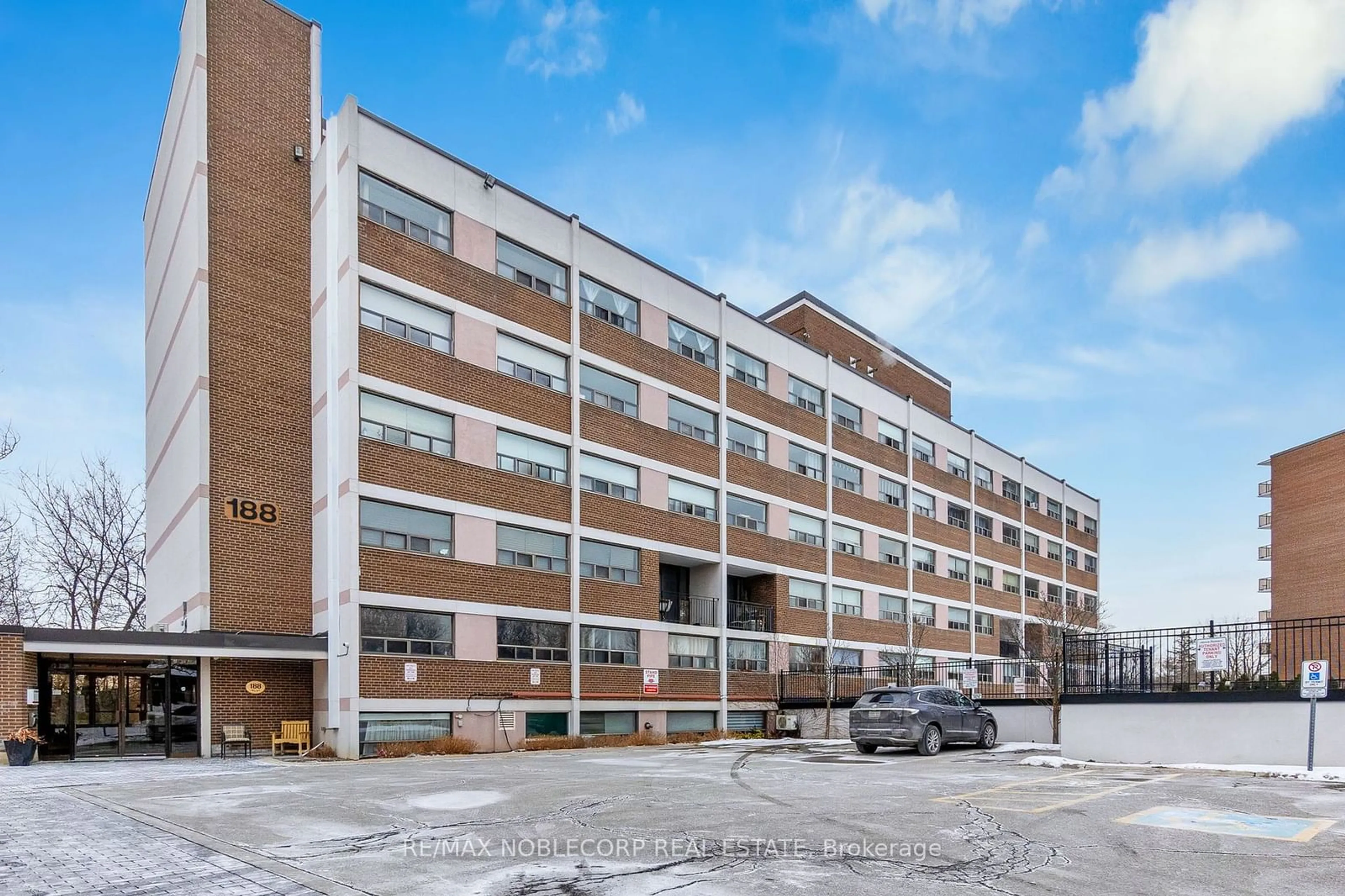 Patio, building for 188 Mill St #219, Brampton Ontario L6Y 1T8