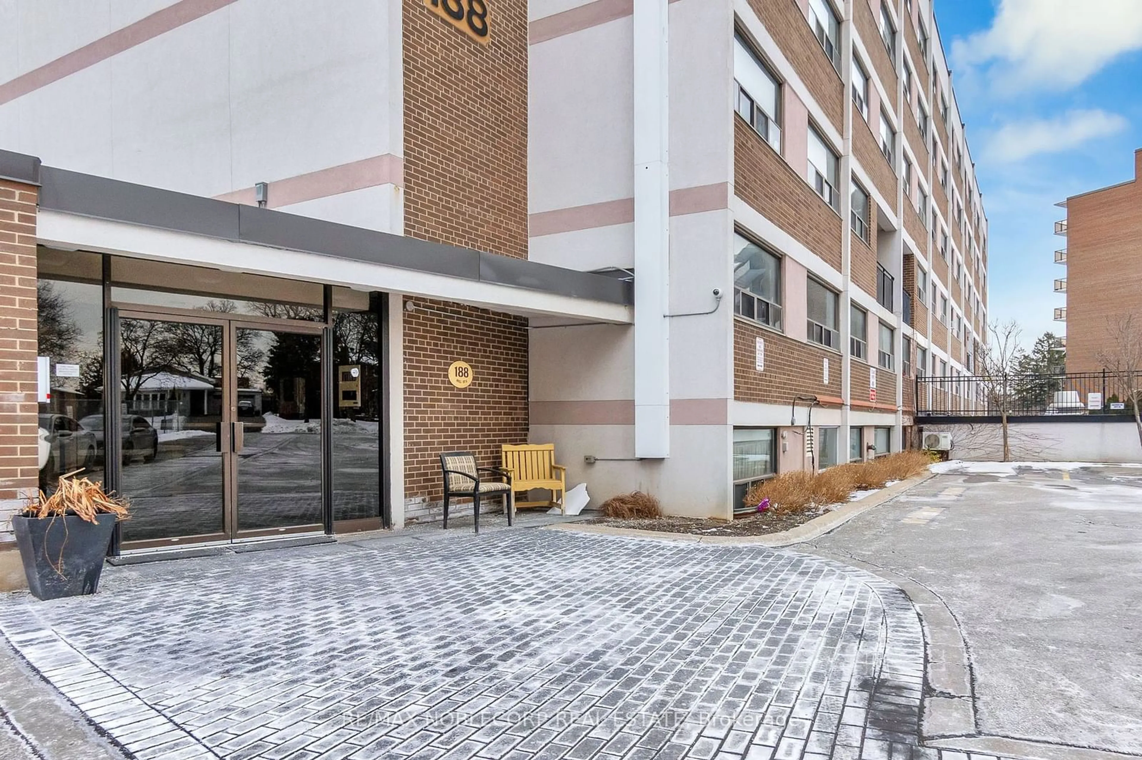 Patio, building for 188 Mill St #219, Brampton Ontario L6Y 1T8