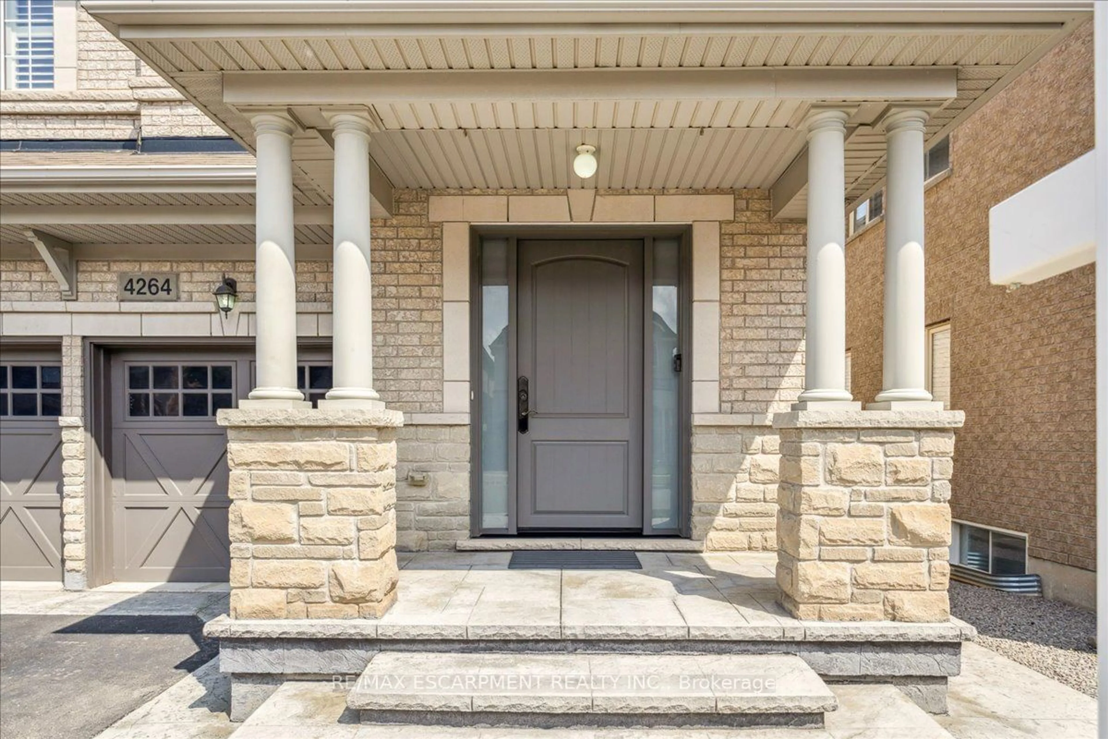 Indoor entryway for 4264 Adobe Gate, Burlington Ontario L7M 0M4