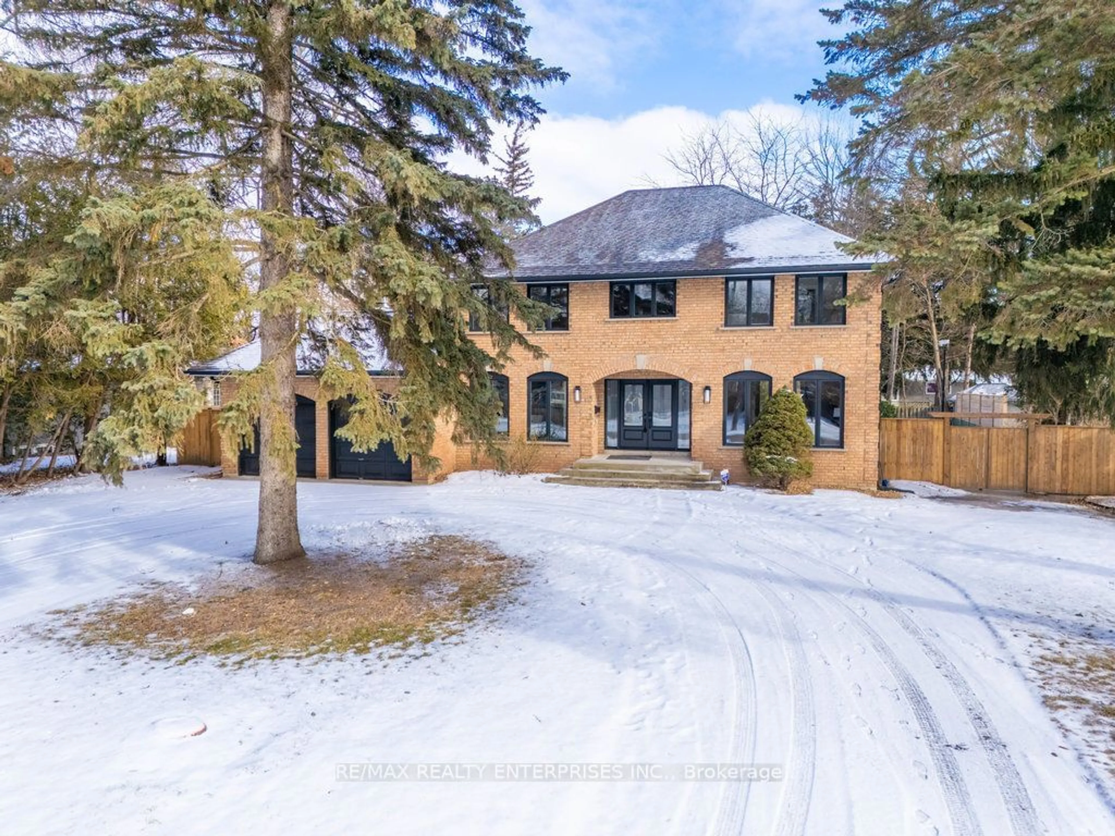 A pic from outside/outdoor area/front of a property/back of a property/a pic from drone, street for 983 Porcupine Ave, Mississauga Ontario L5H 3K6