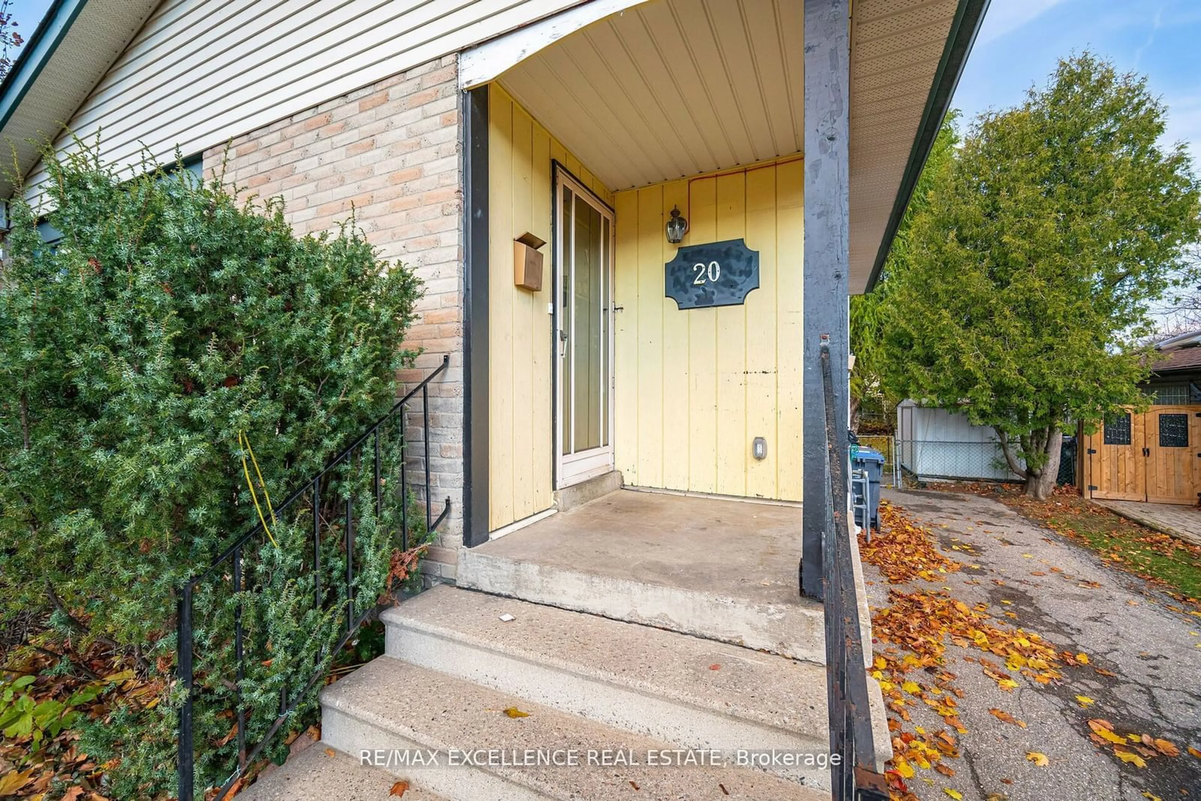 Indoor entryway for 20 Madoc Dr, Brampton Ontario L6V 1Z9