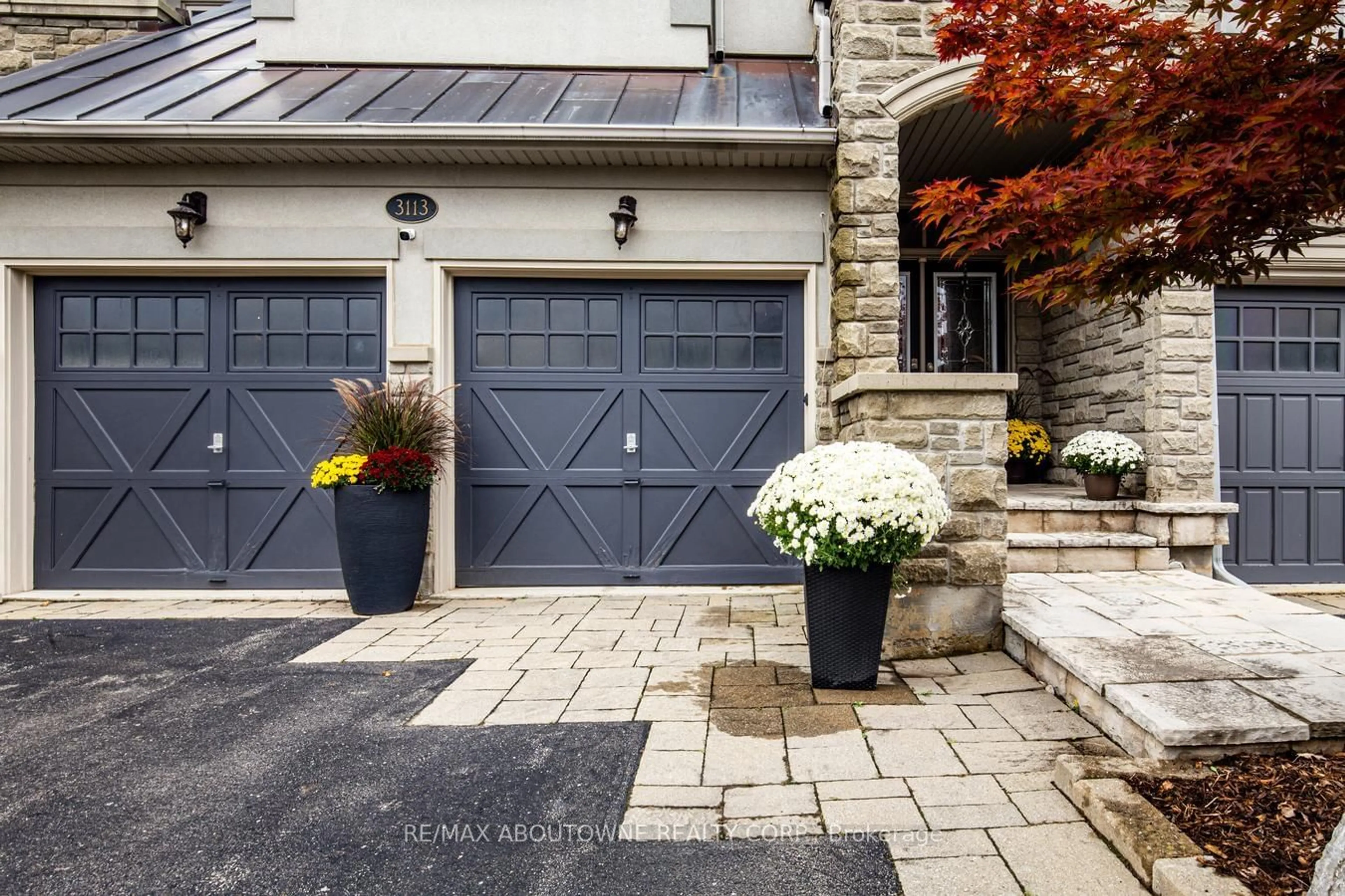 Indoor entryway for 3113 Watercliffe Crt, Oakville Ontario L6M 0K7