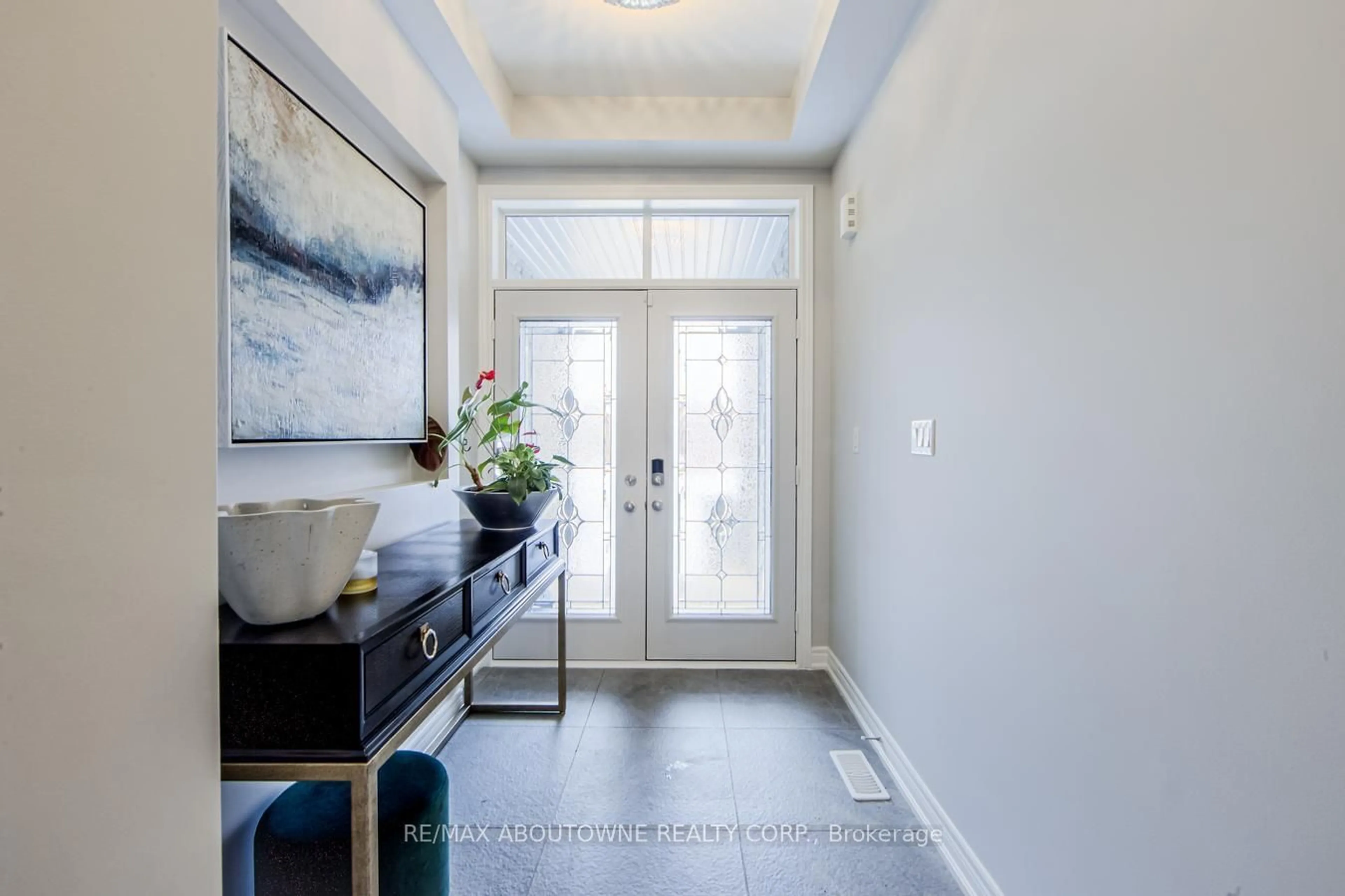 Indoor entryway for 3113 Watercliffe Crt, Oakville Ontario L6M 0K7