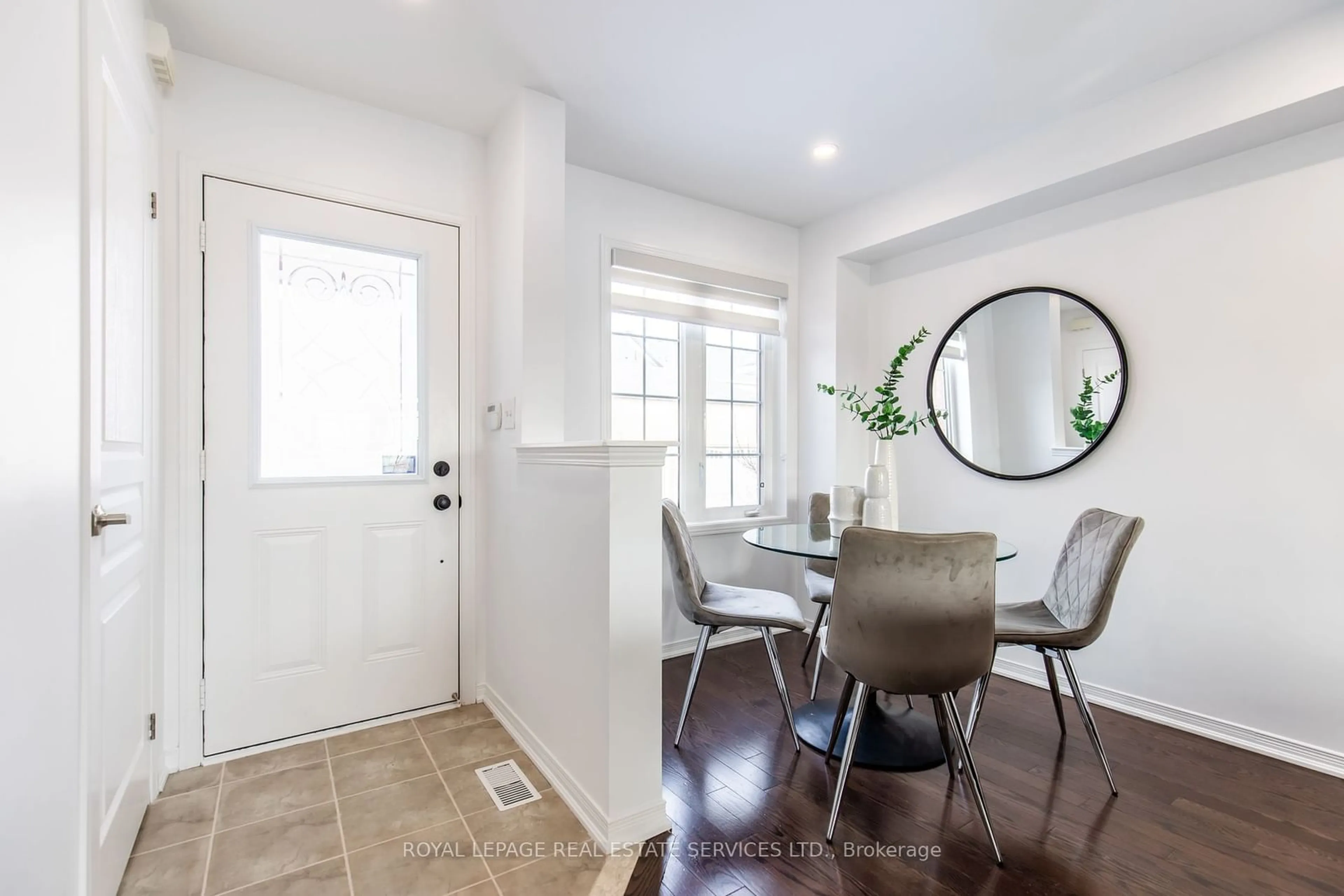 Indoor entryway for 3045 Gladeside Ave #8, Oakville Ontario L6M 0R3