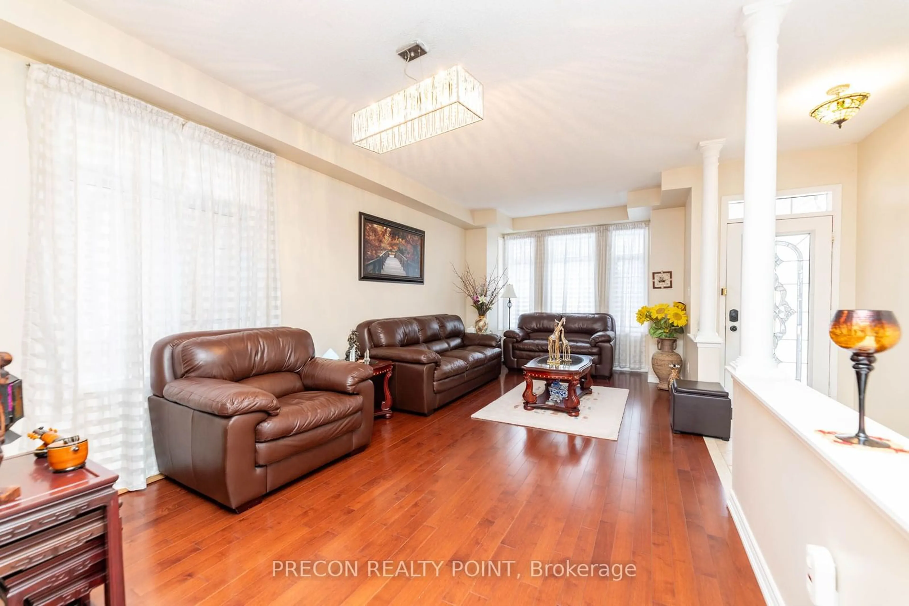 Living room with furniture, wood/laminate floor for 5730 Macphee Rd, Mississauga Ontario L5M 7B2