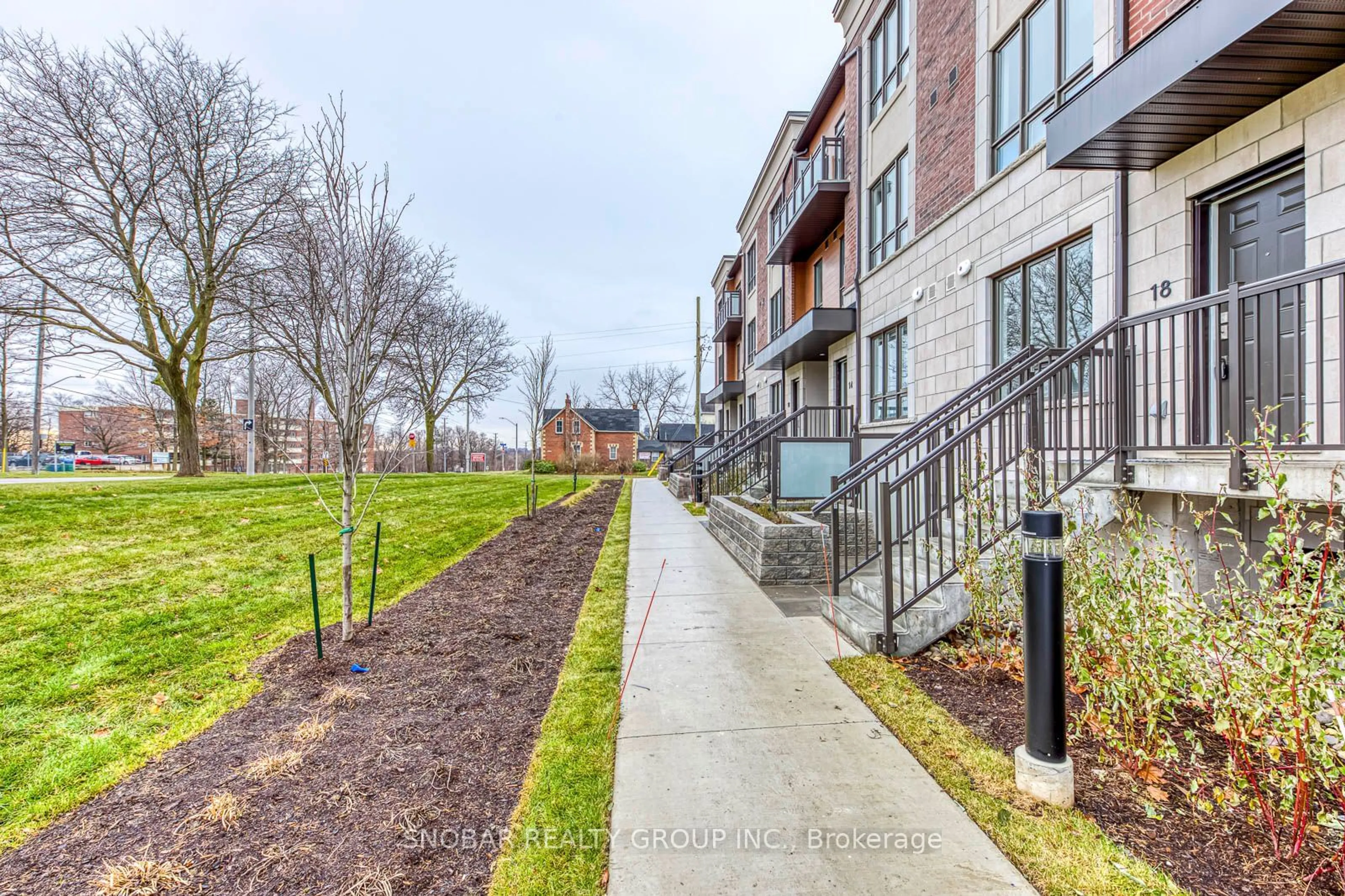 Patio, street for 4015 Hickory Dr #TH18, Mississauga Ontario L4W 1L1