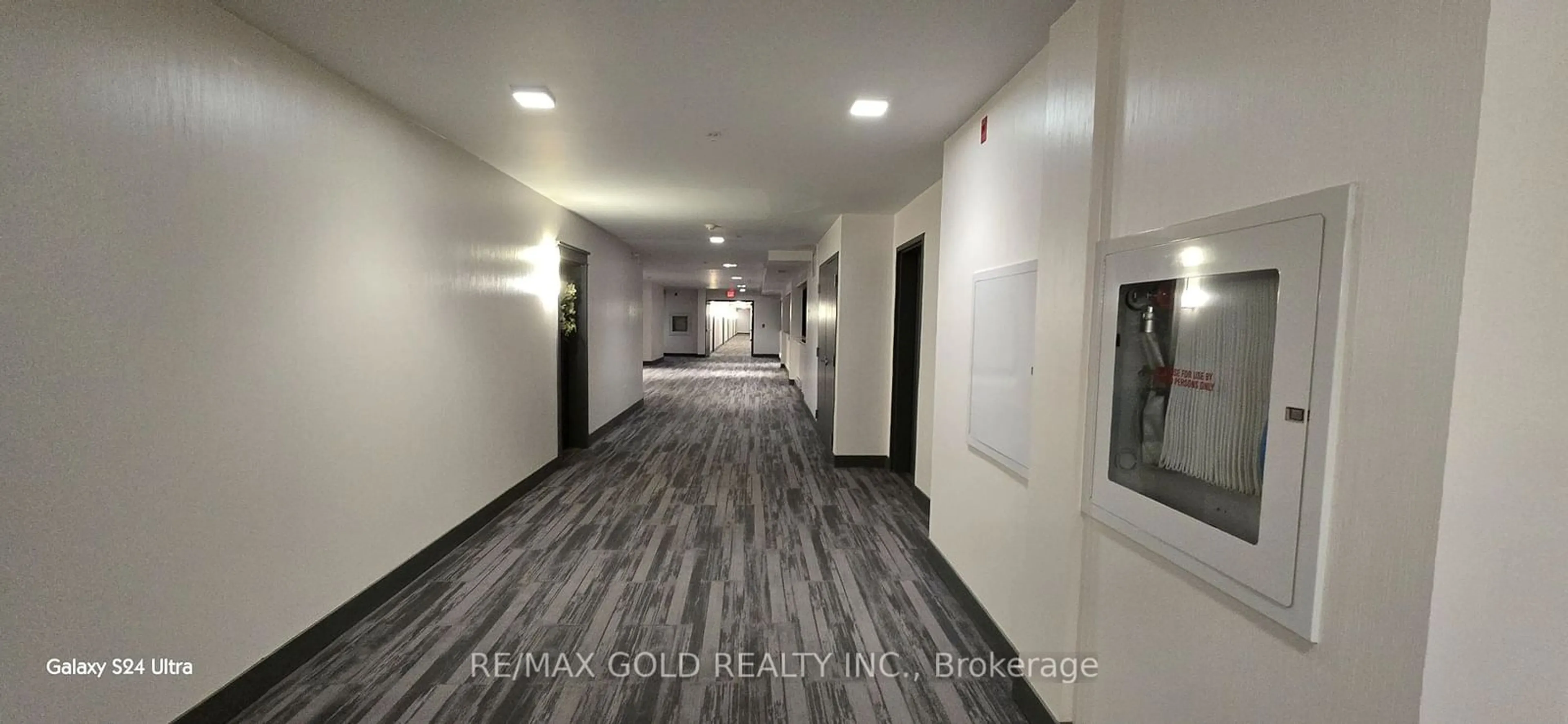 Indoor foyer for 3170 Erin Mills Pkwy #333, Mississauga Ontario L5L 0B6