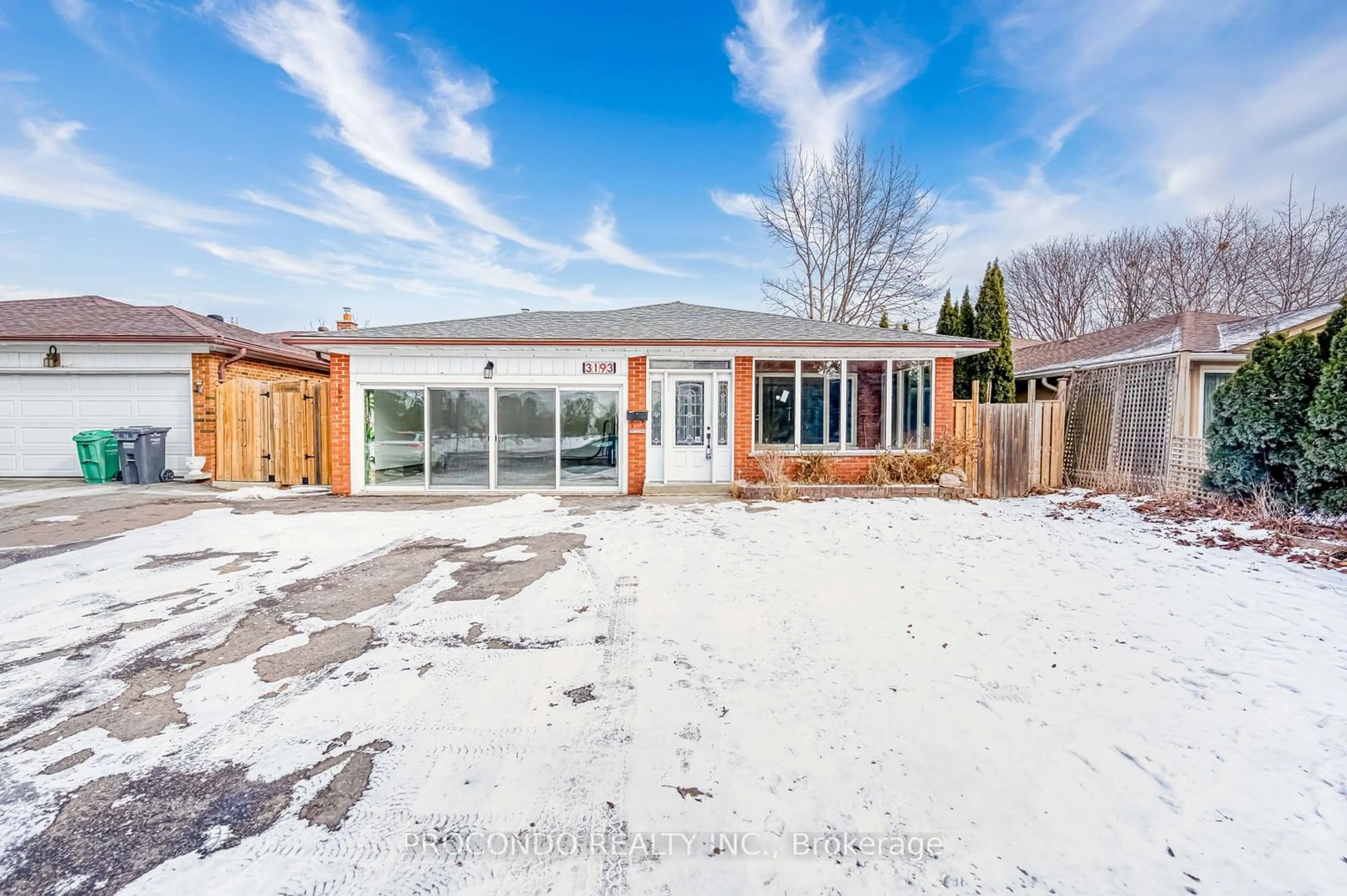 A pic from outside/outdoor area/front of a property/back of a property/a pic from drone, street for 3193 Cawthra Rd, Mississauga Ontario L5A 2X4