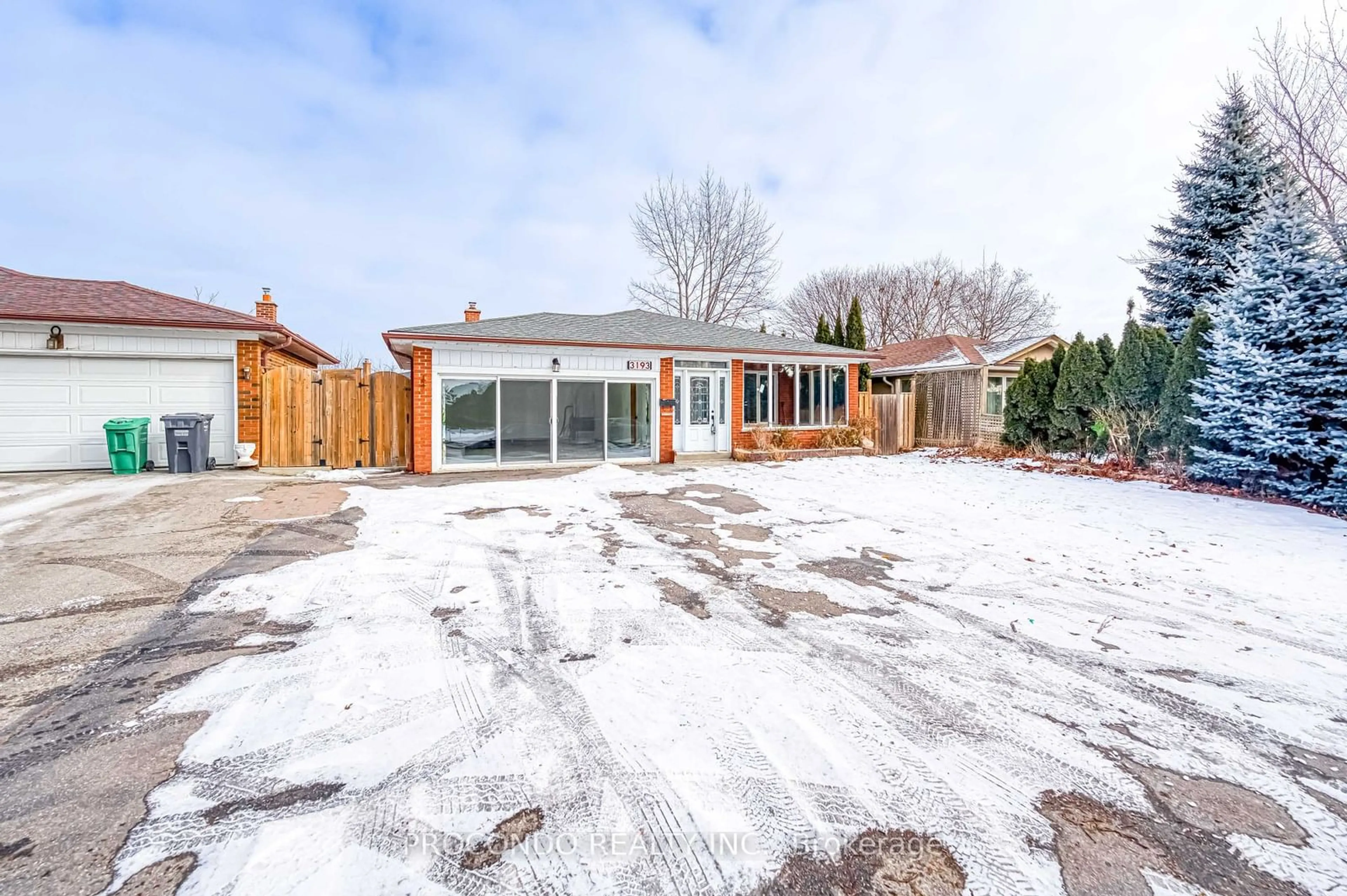 A pic from outside/outdoor area/front of a property/back of a property/a pic from drone, street for 3193 Cawthra Rd, Mississauga Ontario L5A 2X4