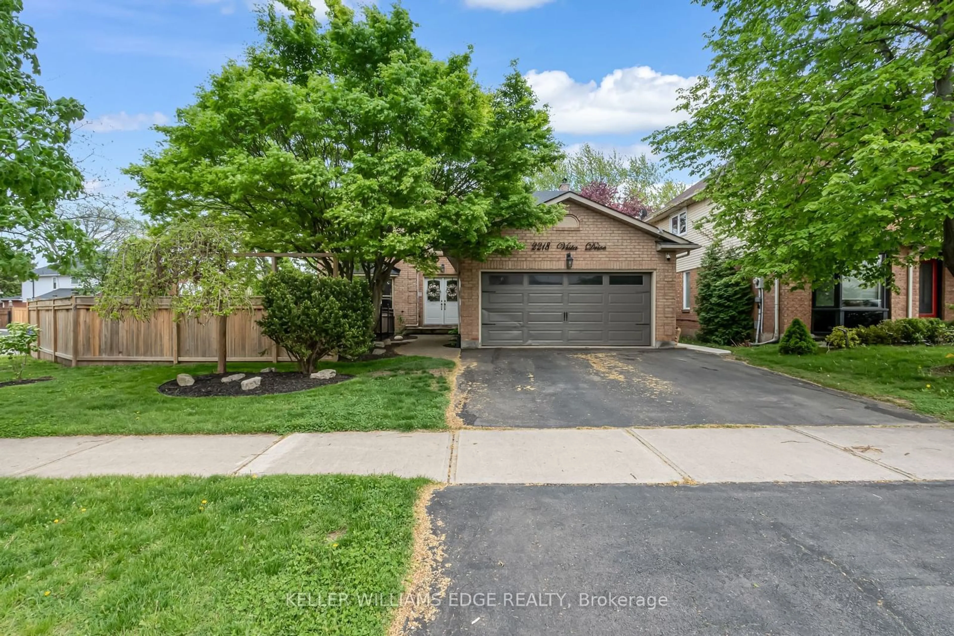 A pic from outside/outdoor area/front of a property/back of a property/a pic from drone, street for 2218 Vista Dr, Burlington Ontario L7M 3N5