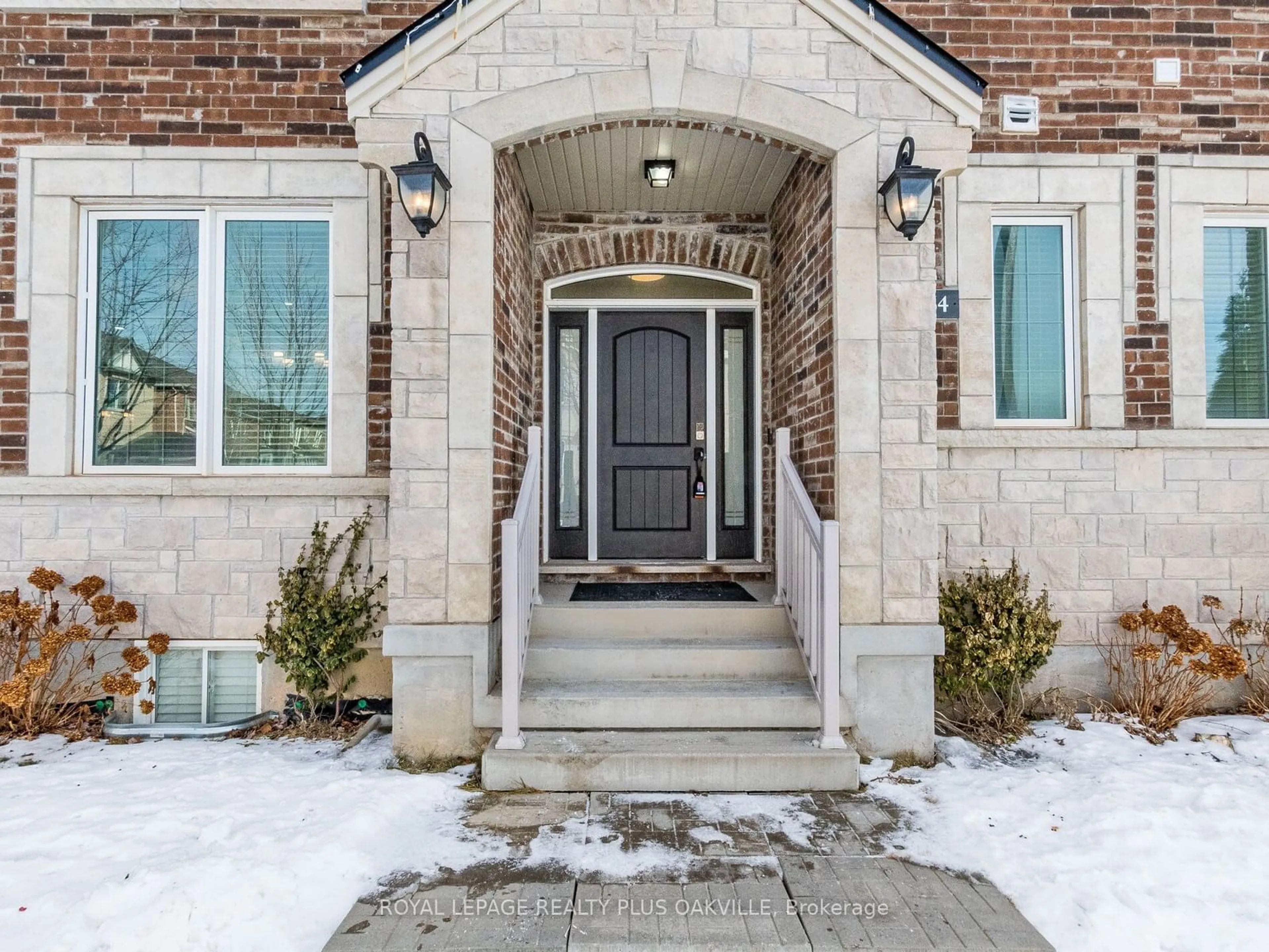 Indoor entryway for 364 Wisteria Way, Oakville Ontario L6M 0N3