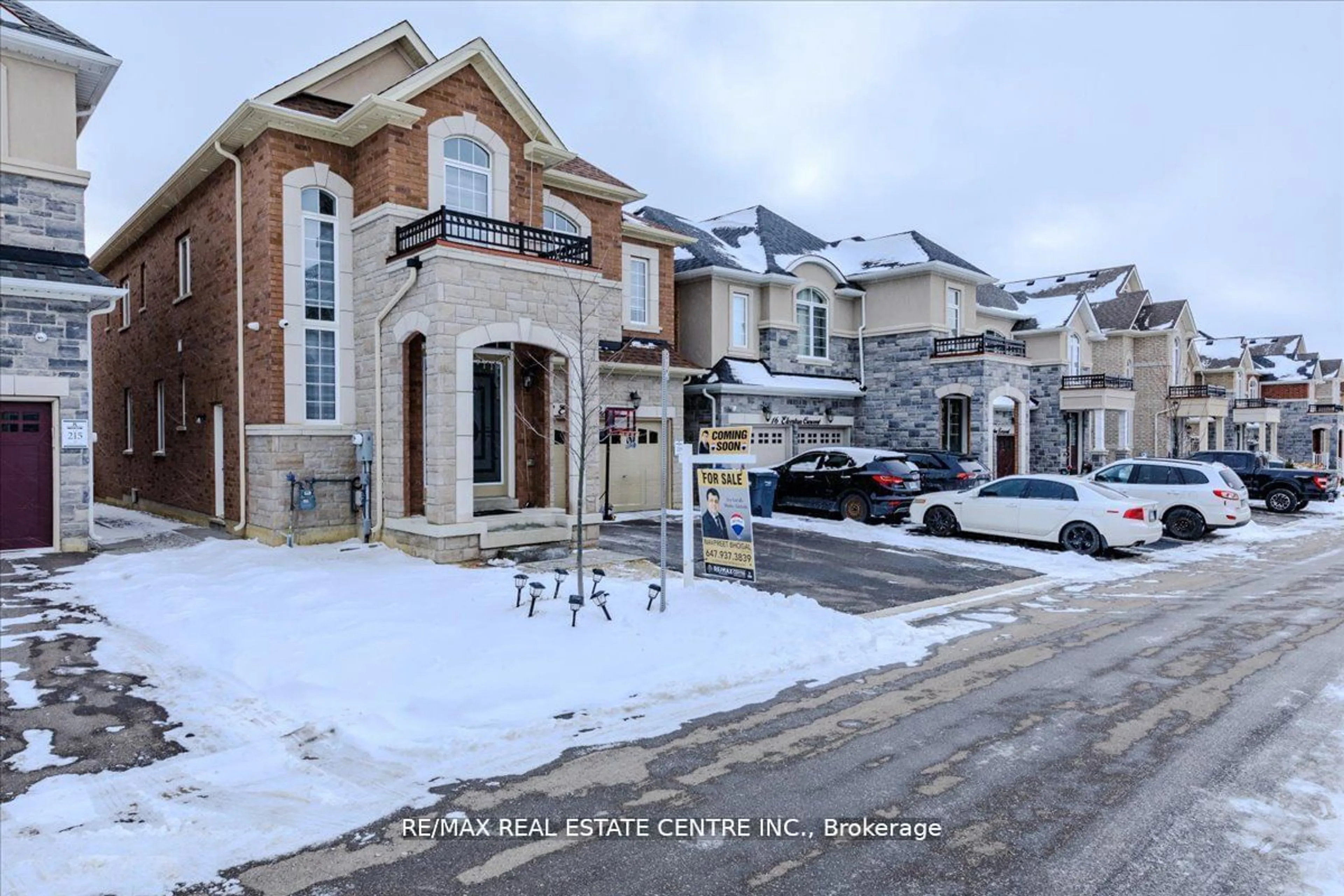 A pic from outside/outdoor area/front of a property/back of a property/a pic from drone, street for 18 Elverton Cres, Brampton Ontario L7A 4Z4