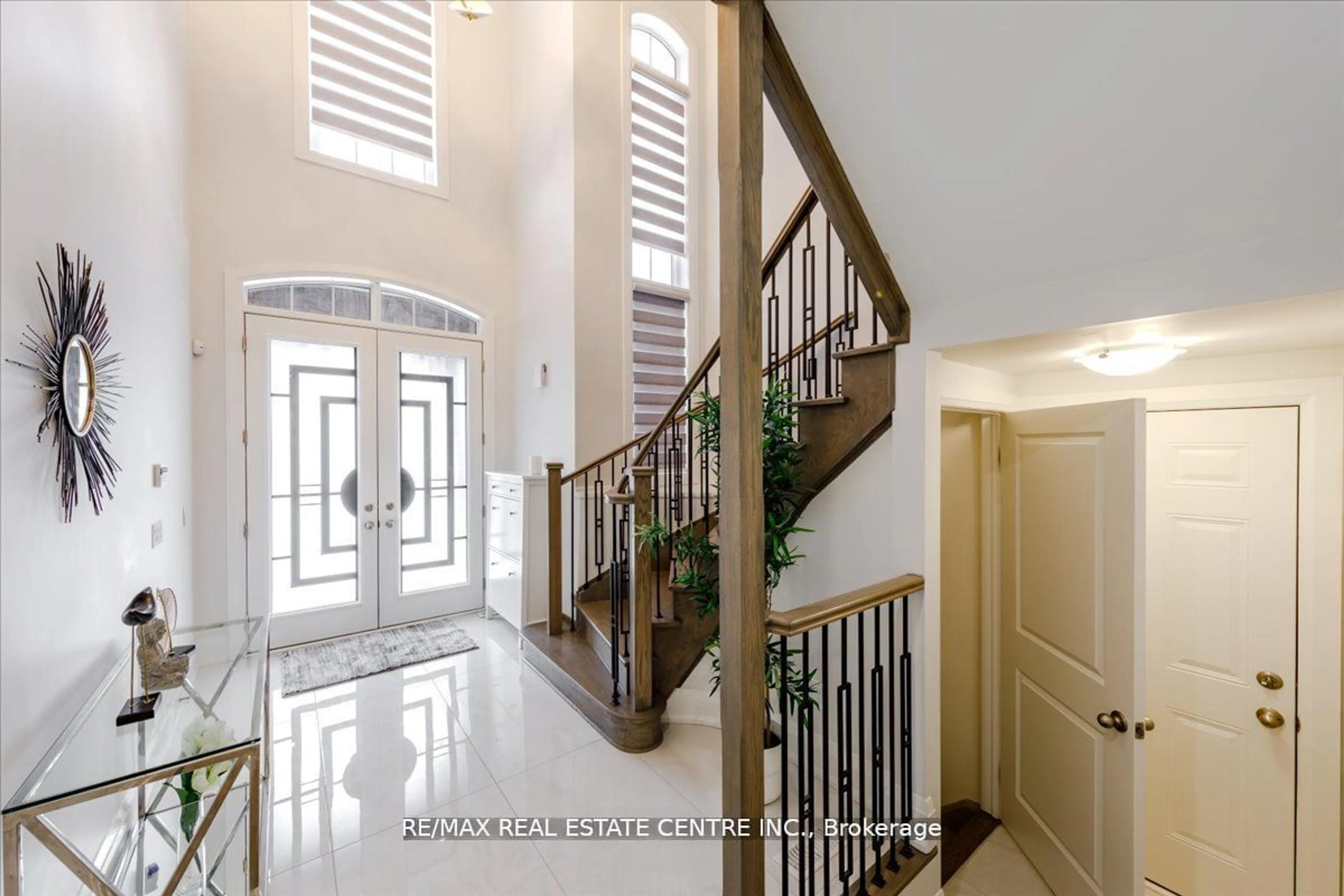 Indoor foyer for 18 Elverton Cres, Brampton Ontario L7A 4Z4